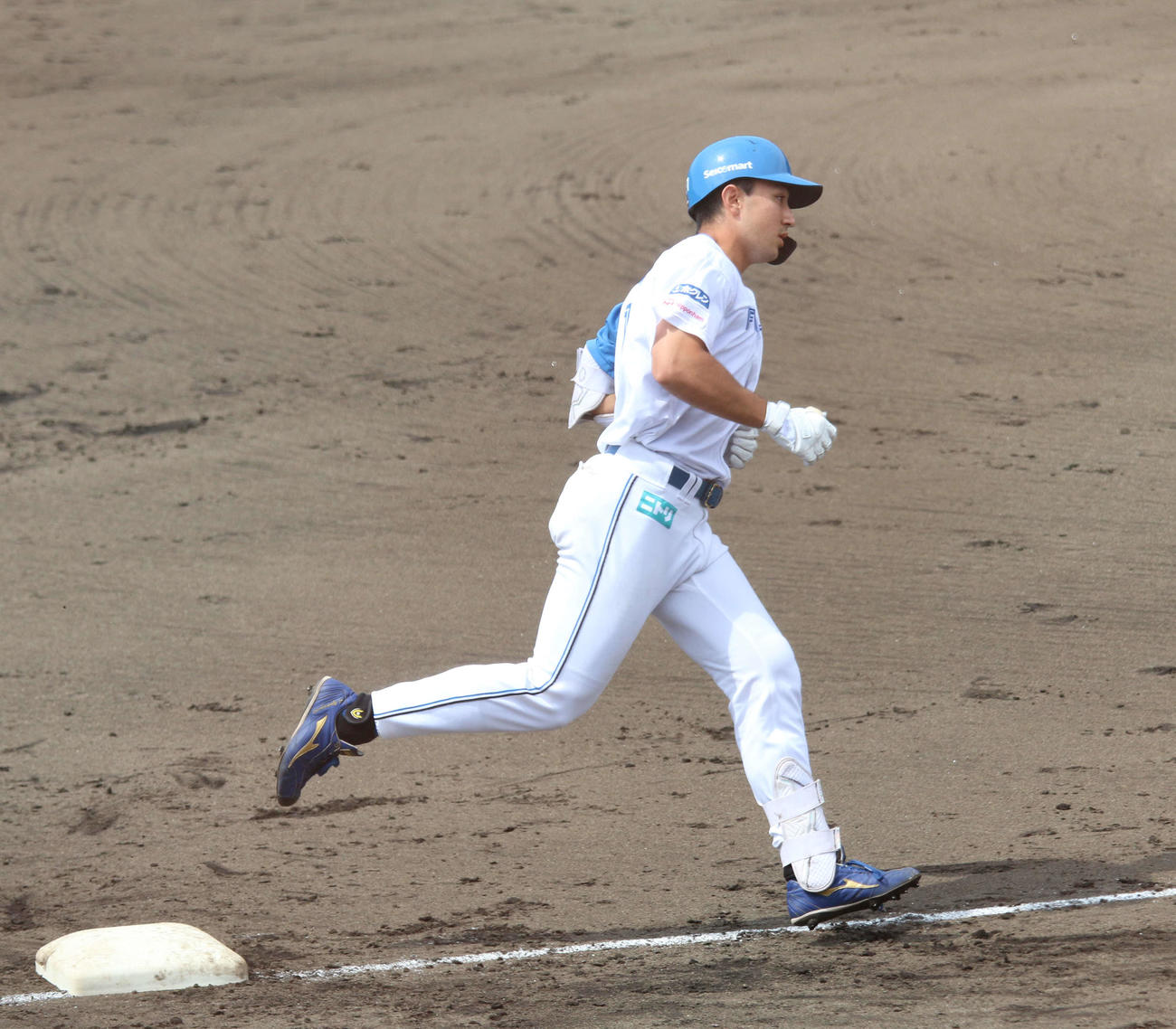 日本ハム対西武　3回裏日本ハム2死一塁　日本ハム山口が左翼へ鎌ケ谷初アーチとなる2号2ランを放つ（撮影・木下大輔）