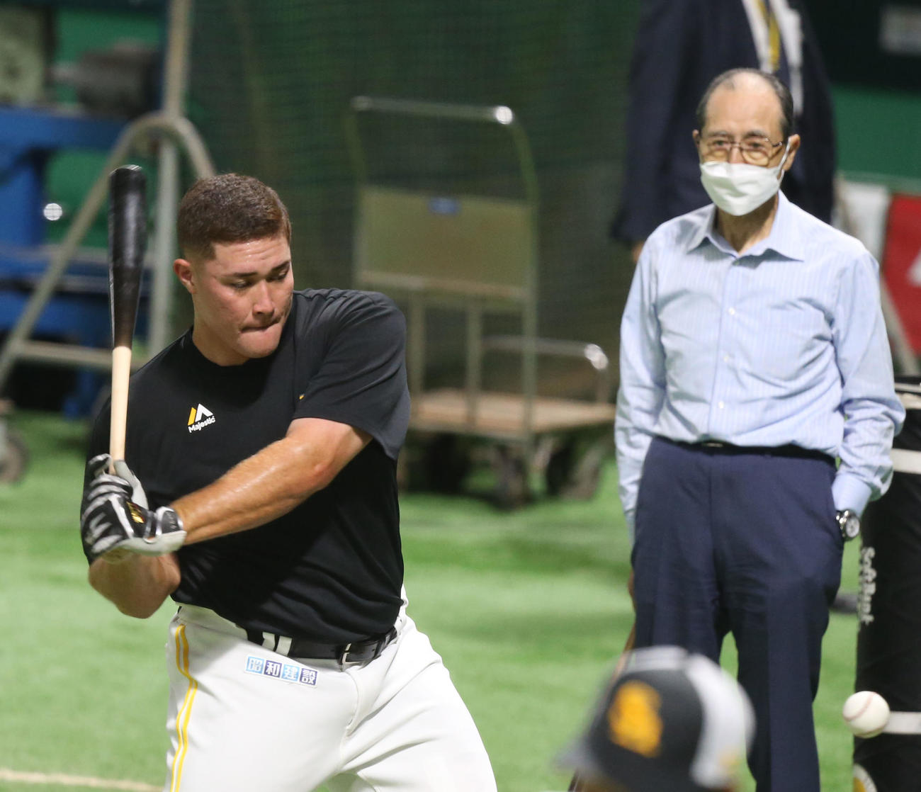 リチャード(左)は王球団会長から打撃指導を受ける（撮影・冨田成美）