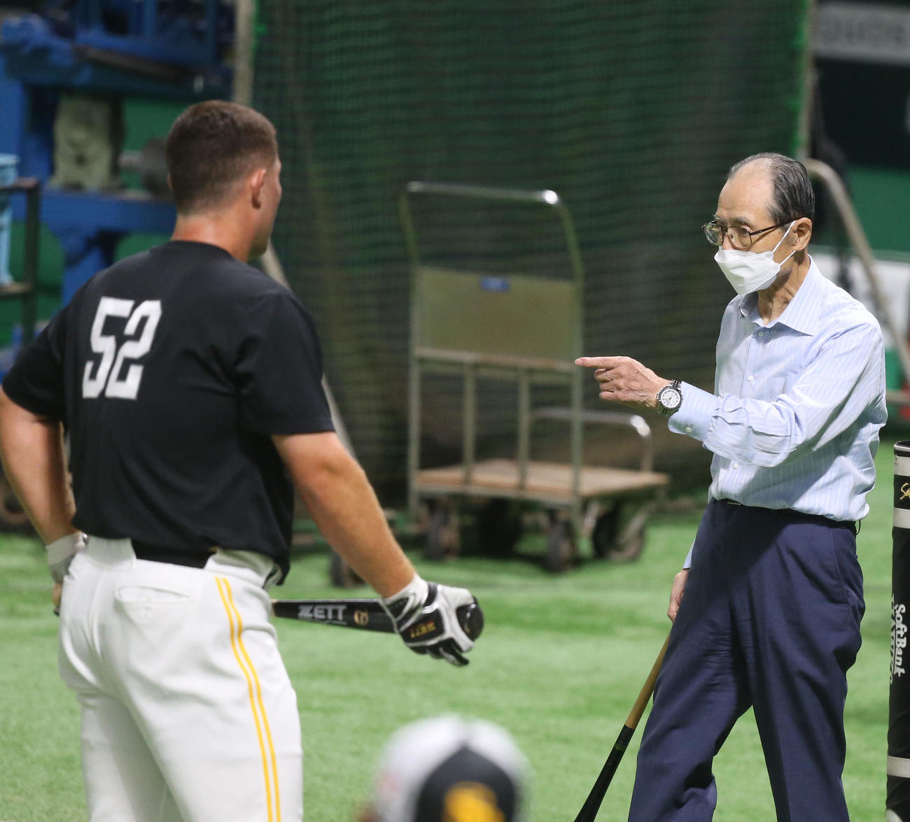 リチャード(左)は王球団会長から打撃指導を受ける（撮影・冨田成美）