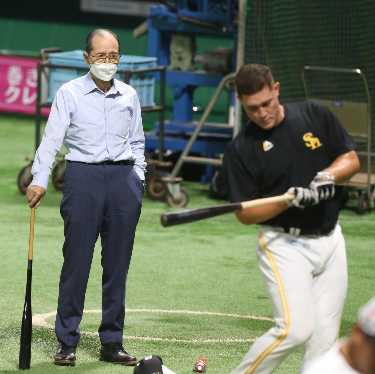 リチャード(右)に打撃指導する王球団会長（撮影・冨田成美）