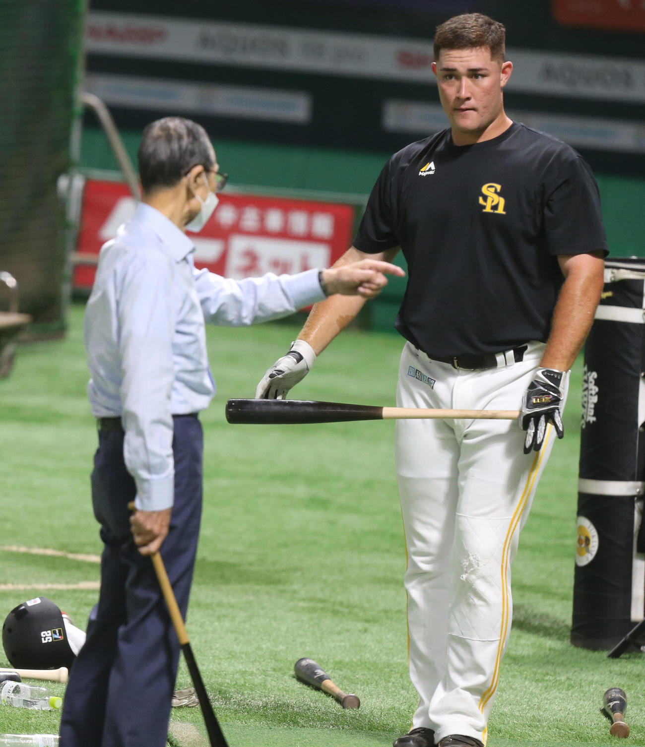 リチャード(右)は王球団会長から打撃指導を受ける（撮影・冨田成美）