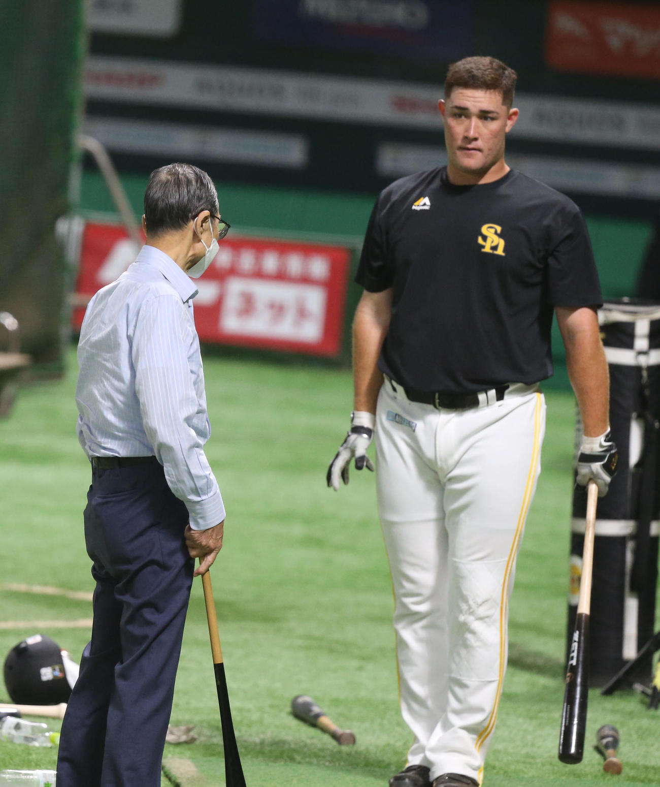 リチャード(右)は王球団会長から打撃指導を受ける（撮影・冨田成美）