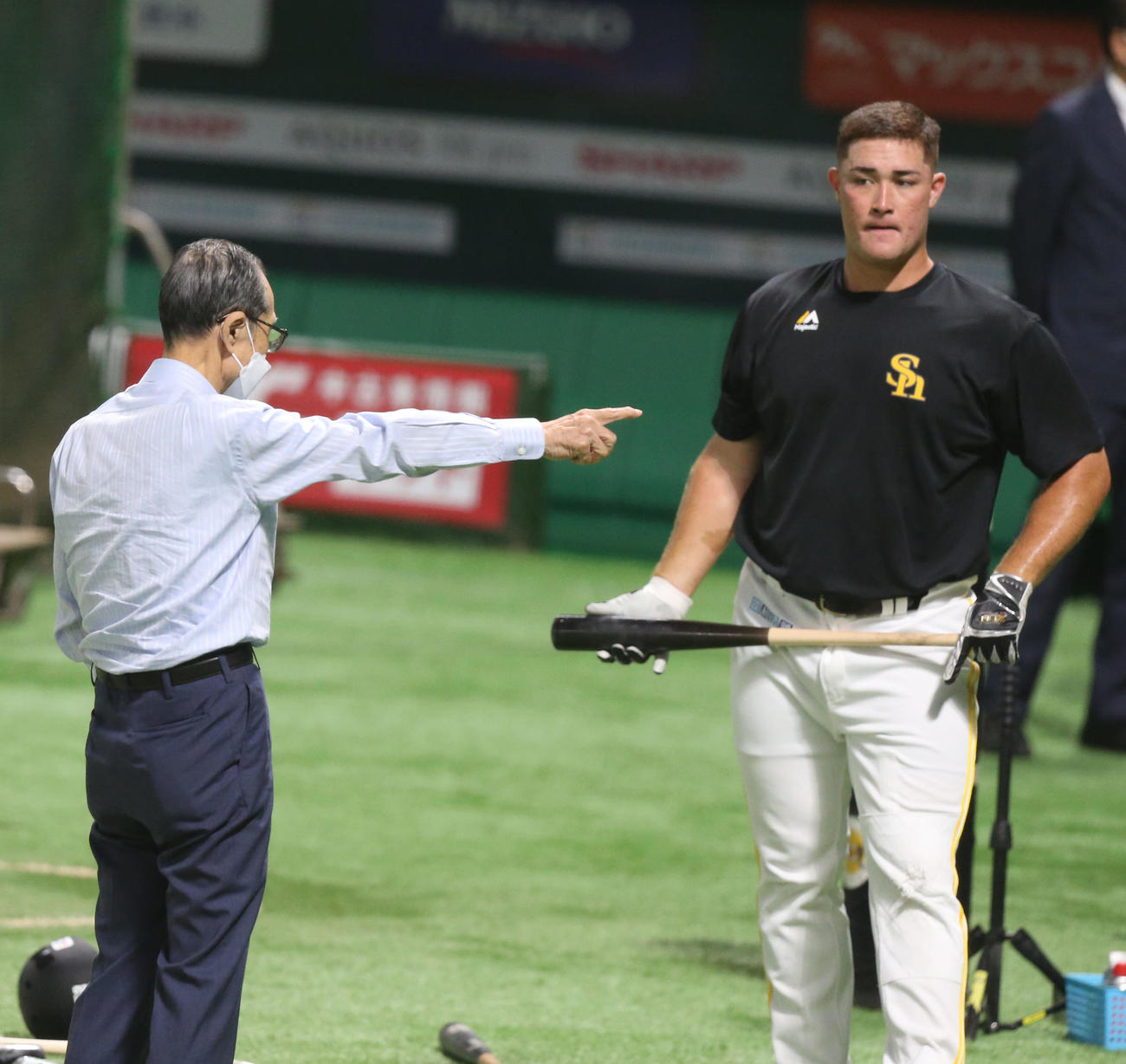 リチャード(右)は王球団会長から打撃指導を受ける（撮影・冨田成美）