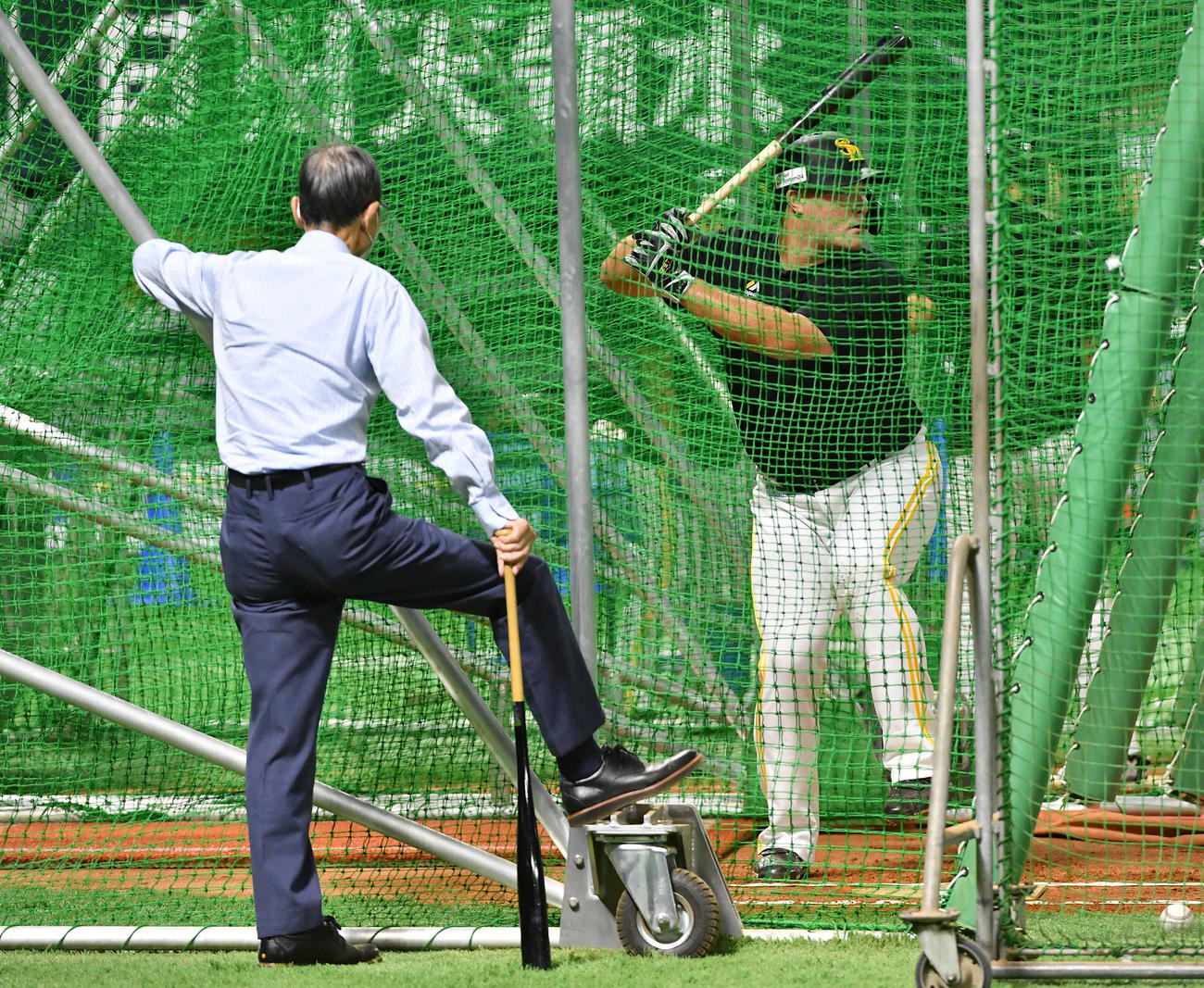 ソフトバンク対中日　アーリーワークで王球団会長（左）が見守る前でフリー打撃を行うリチャード（撮影・岩下翔太）