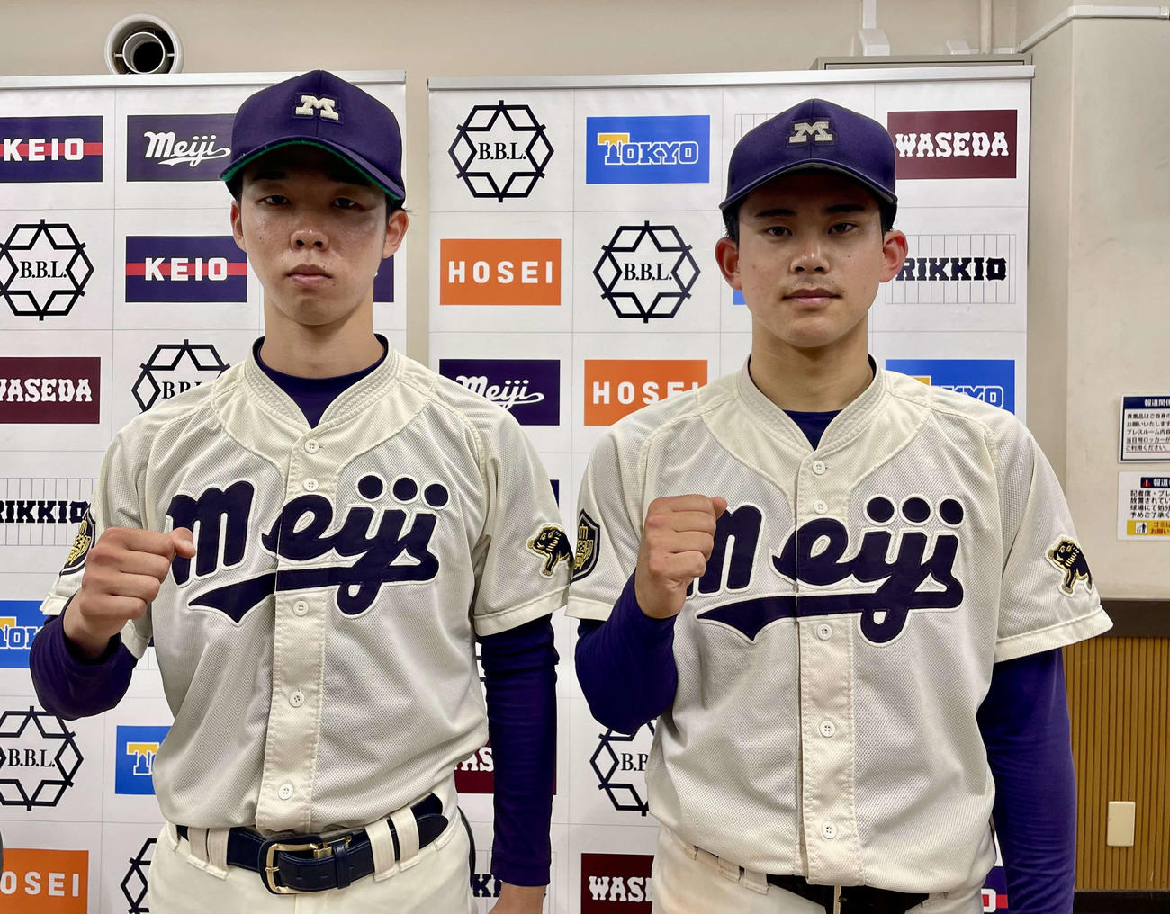 東大対明大　明大の大川（左）と吉田（右）（撮影・保坂恭子）