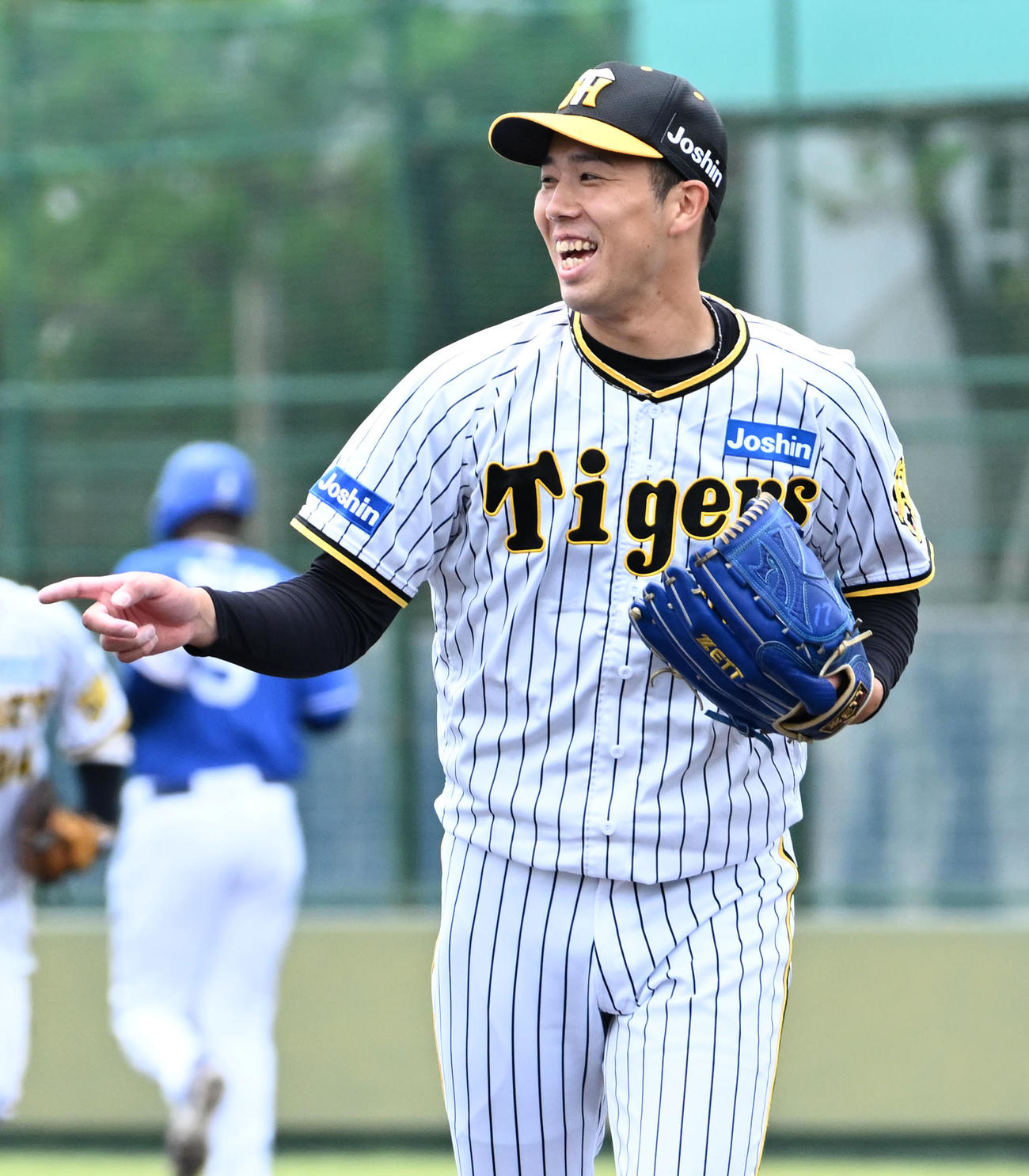 阪神対中日　2回表中日2死、糸原の好捕に笑顔でベンチに引き揚げる青柳（撮影・石井愛子）