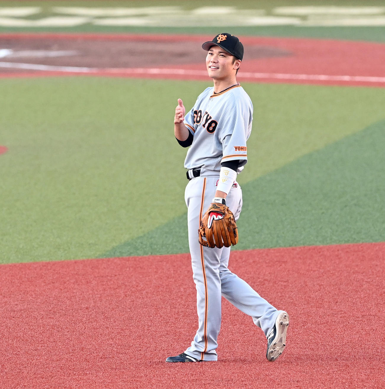 ロッテ対巨人　1回裏、守備位置に着く巨人坂本（撮影・たえ見朱実）