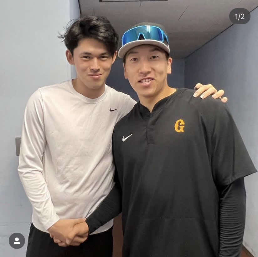 巨人の公式インスタグラムから。2ショット写真に納まる巨人大勢（右）とロッテ佐々木朗（スクリーンショット）