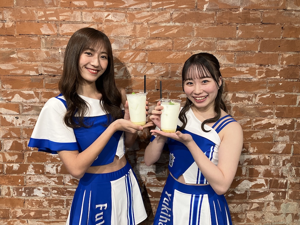 dianaプロデュースの「パインラッシーソーダ」（球団提供）