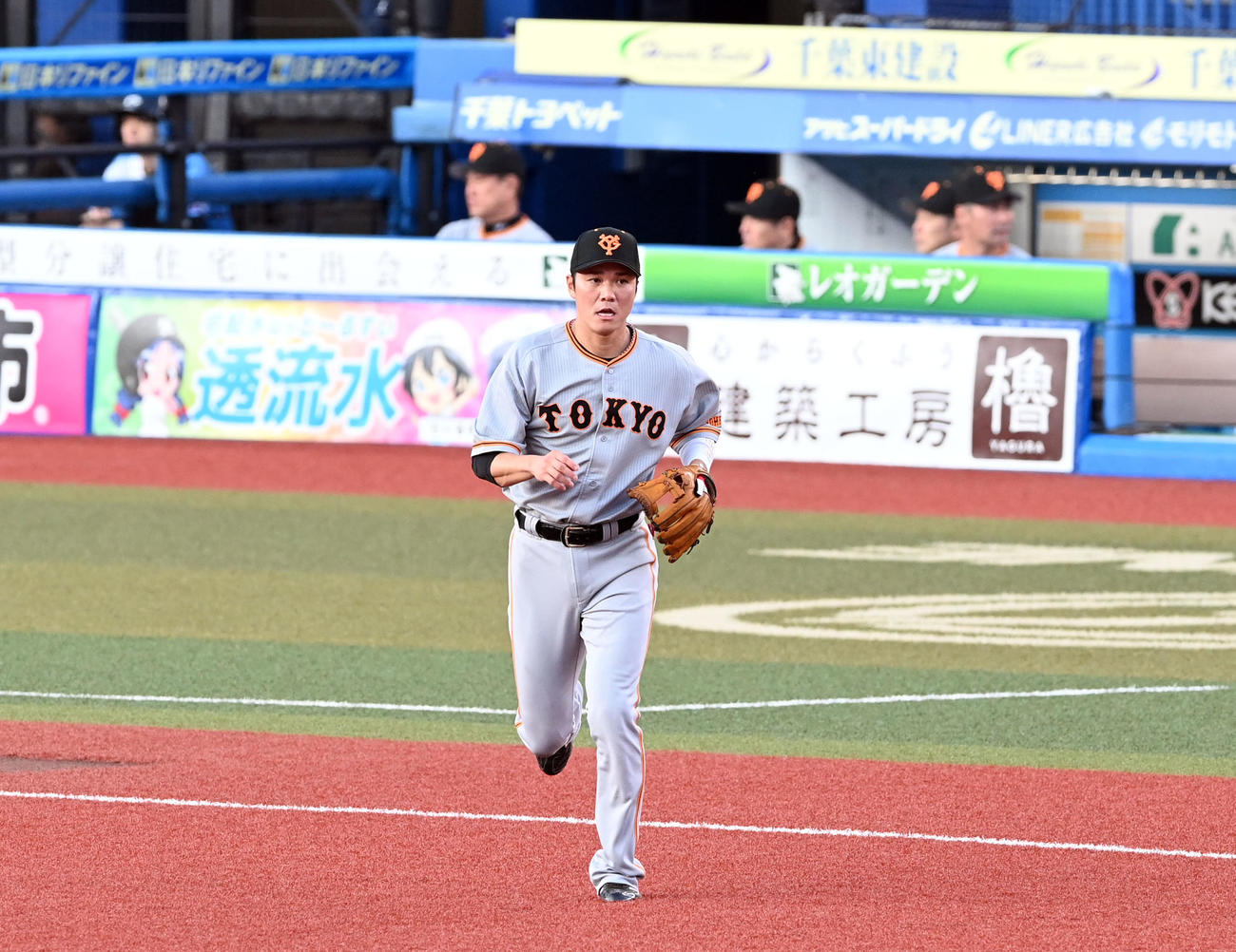 ロッテ対巨人　1回裏、守備位置に着く巨人坂本（撮影・たえ見朱実）
