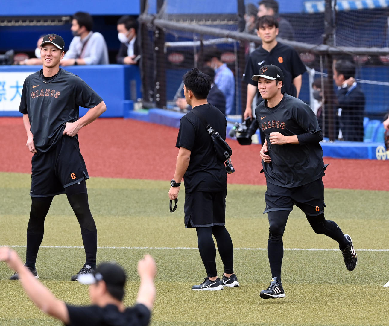 ロッテ対巨人　ウオームアップする巨人坂本（右）（撮影・たえ見朱実）