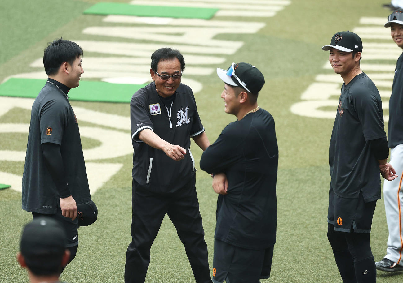 ロッテ対巨人　試合前、ロッテ内田臨時打撃コーチ（左から2人目）と言葉を交わす巨人の、左から丸、1人おいて岡本和、坂本（撮影・河田真司）