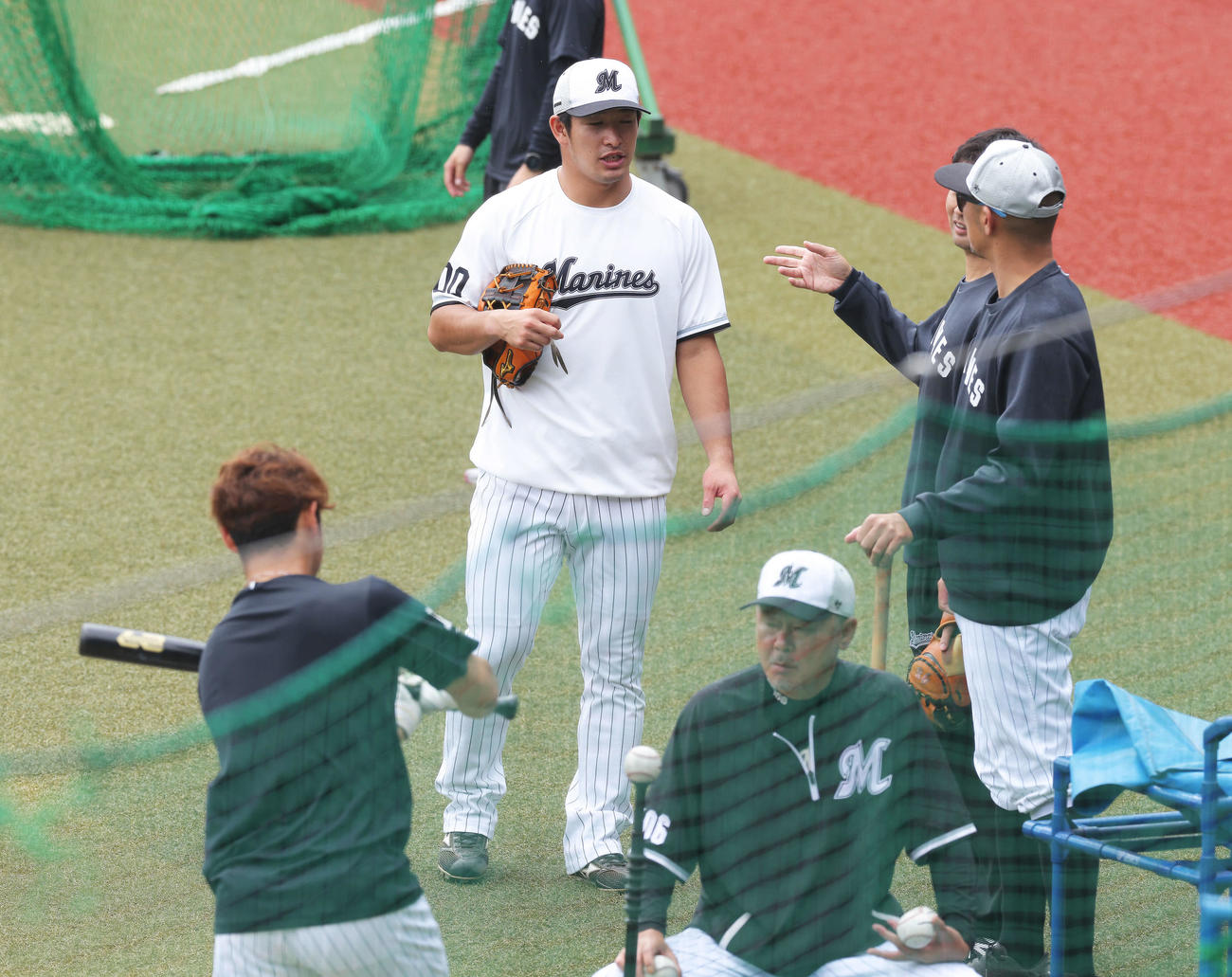 ロッテ対巨人　試合前、練習に臨むロッテ池田（中央）（撮影・河田真司）