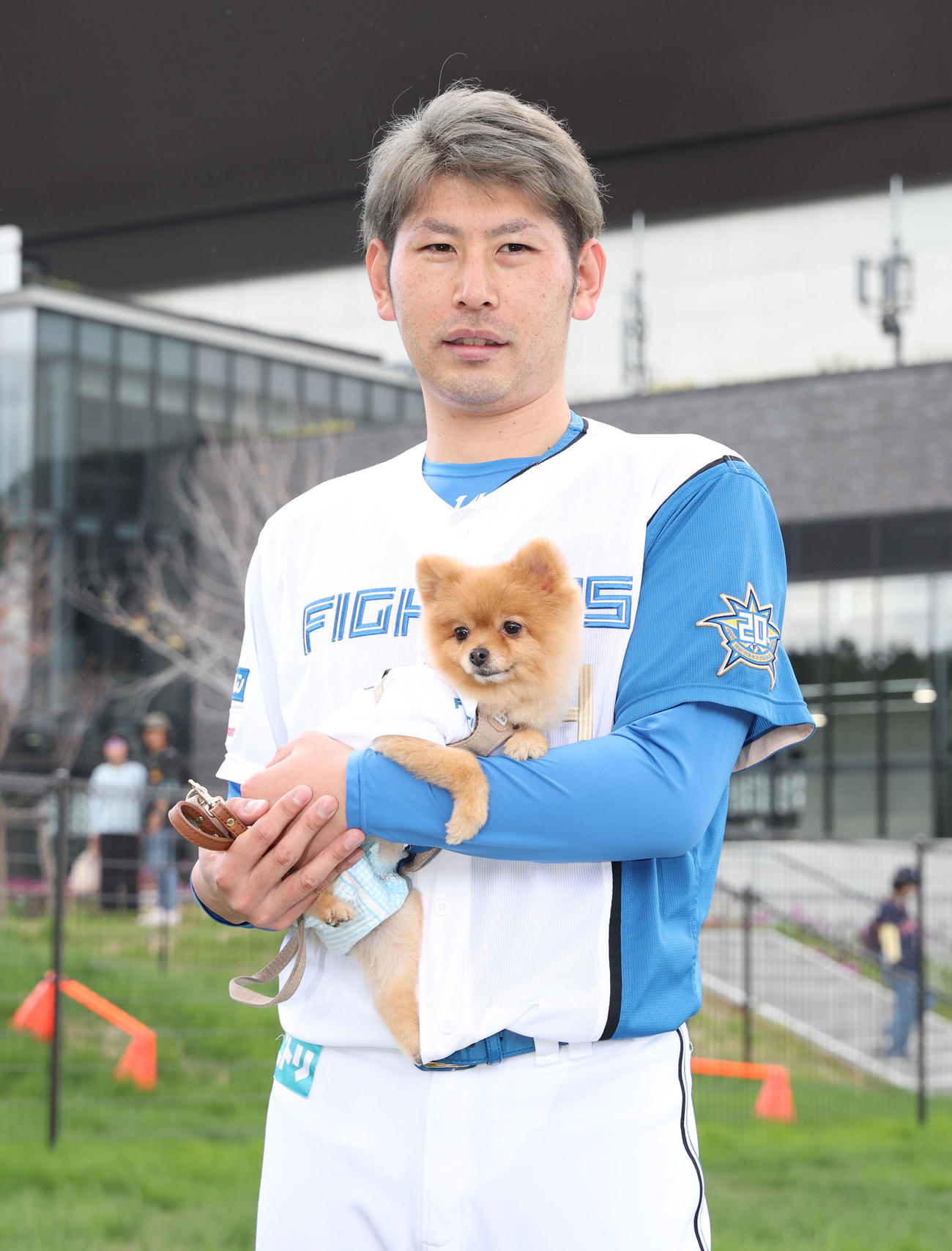日本ハム対ヤクルト　試合前、「ユニ・チャームDOGPARK」のオープニングセレモニーに愛犬の「ポンちゃん」と記念撮影をする日本ハム加藤貴（撮影・佐藤翔太）