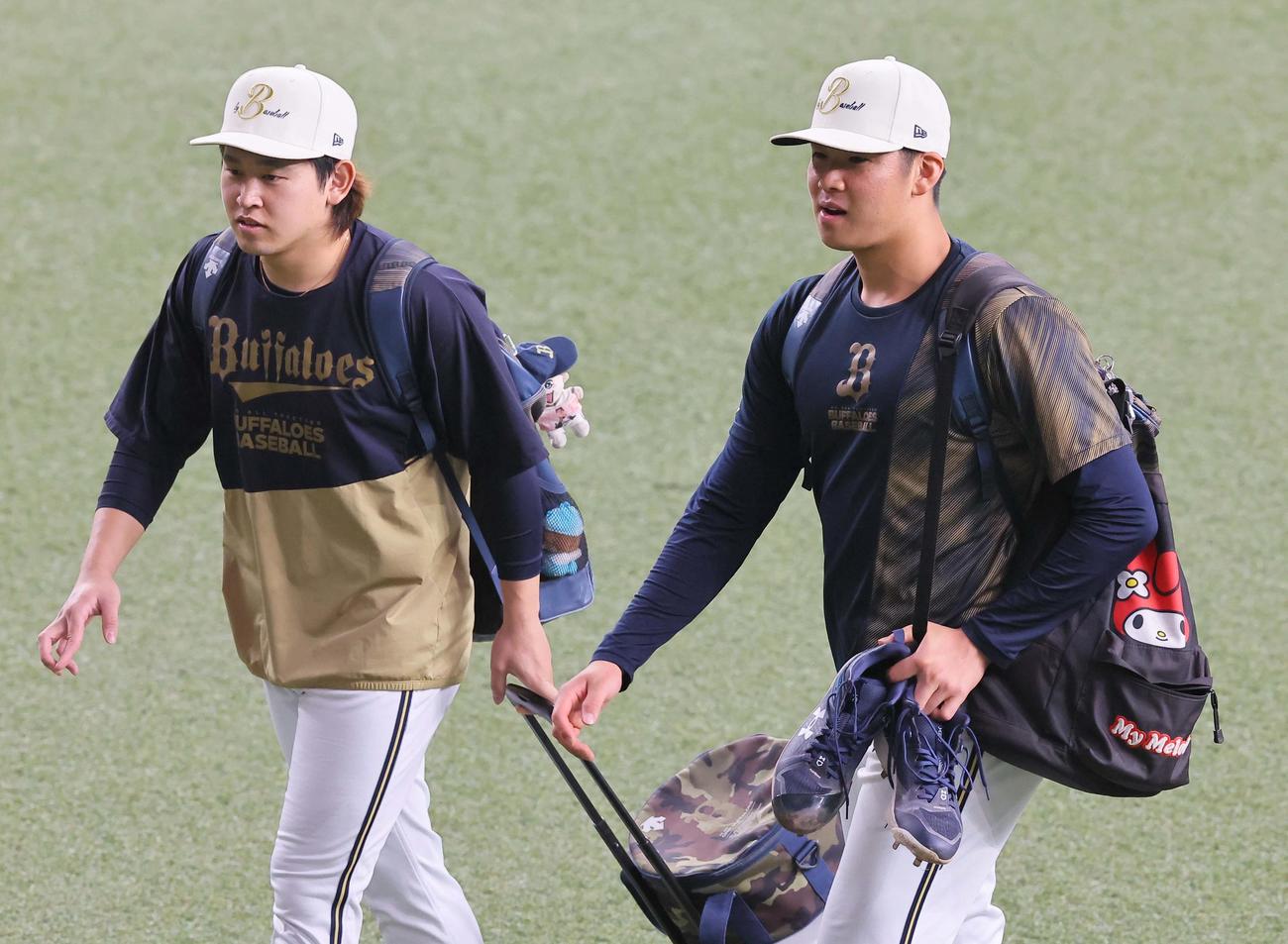 オリックス対広島　宮城（左）と球場入りする山下（撮影・上田博志）