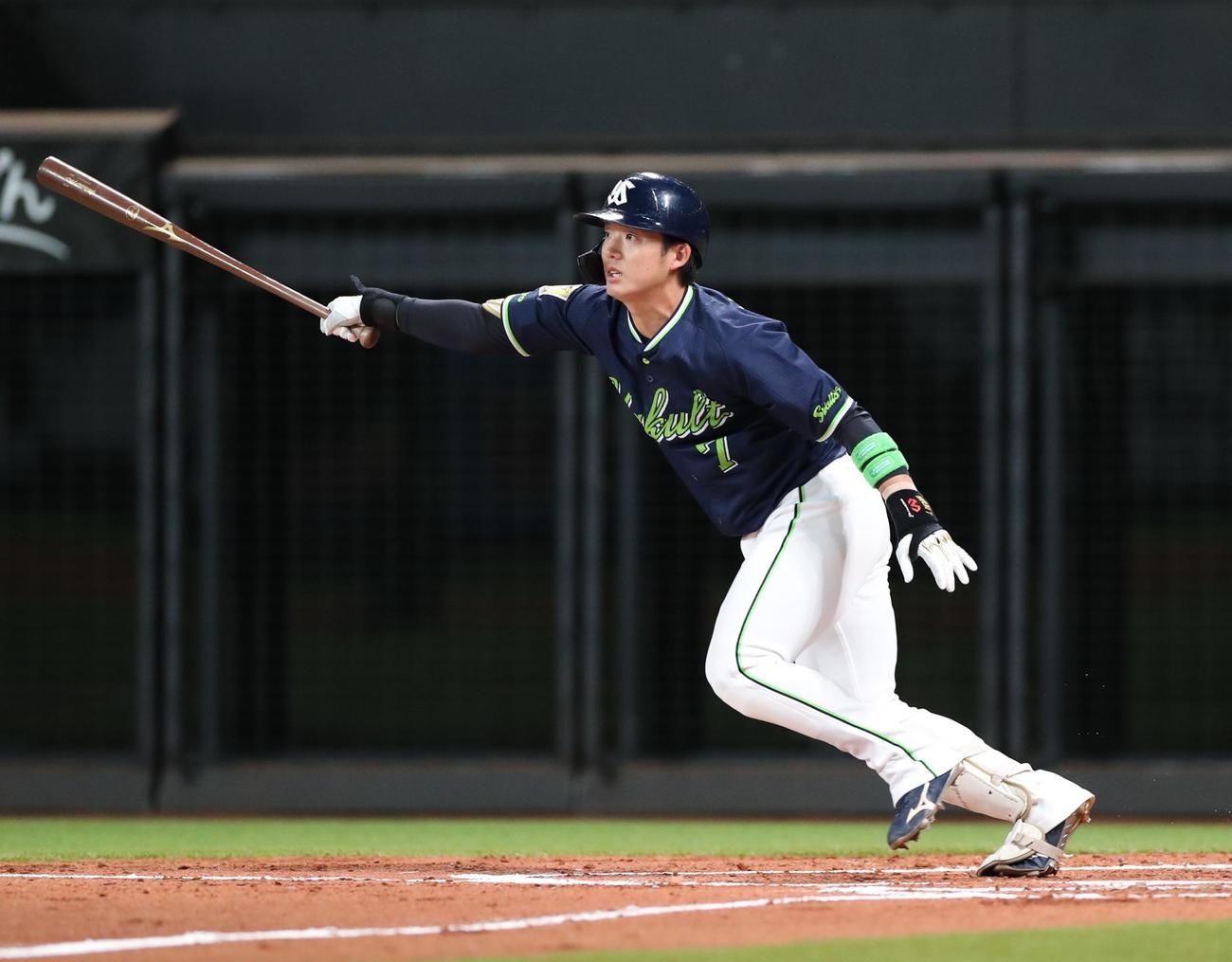 30日、中前適時打を放つ長岡