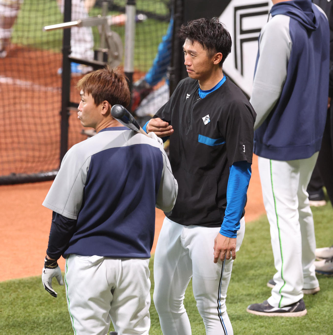 30日の試合前、日本ハム加藤豪将と会話をするヤクルト青木（左手前）