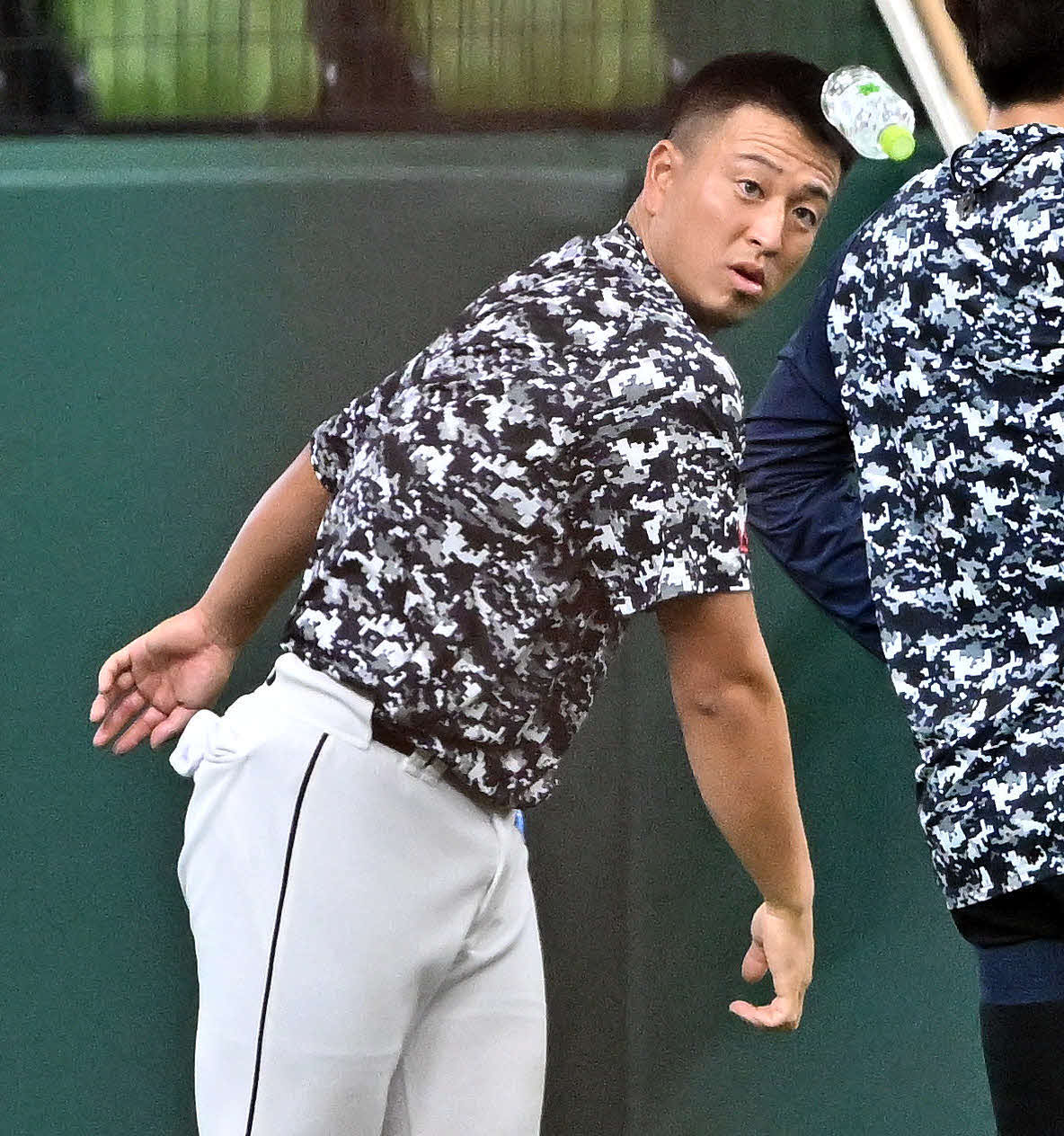 西武対阪神　試合前練習で西武宮川はペットボトルを投げる（撮影・滝沢徹郎）