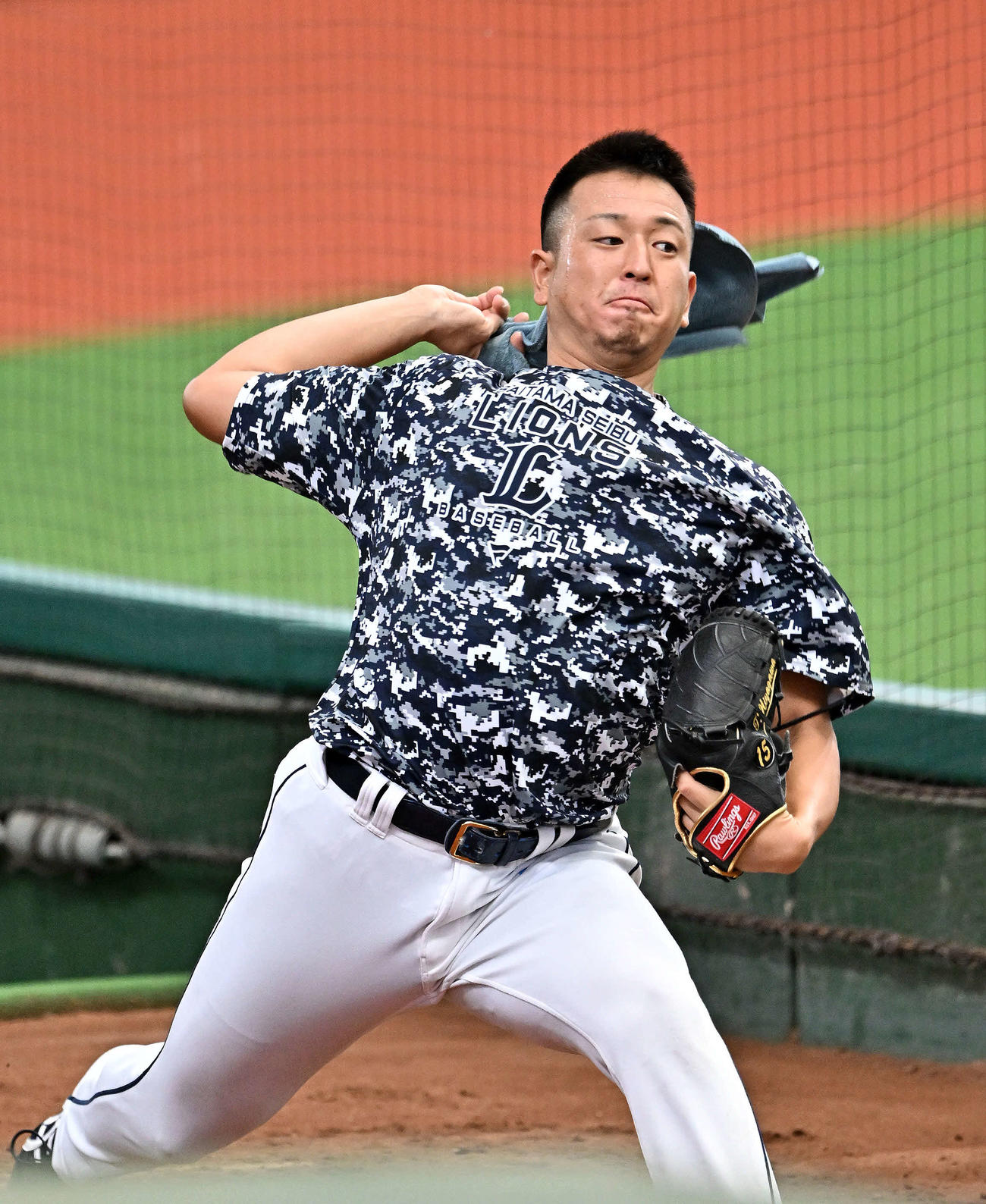 西武対阪神　試合前練習のブルペンでシャドーピッチングをする西武宮川（撮影・滝沢徹郎）