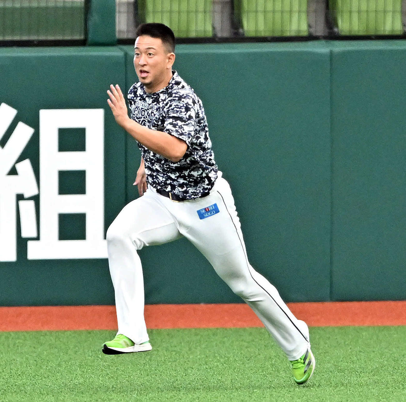 西武対阪神　試合前練習で調整する西武宮川（撮影・滝沢徹郎）