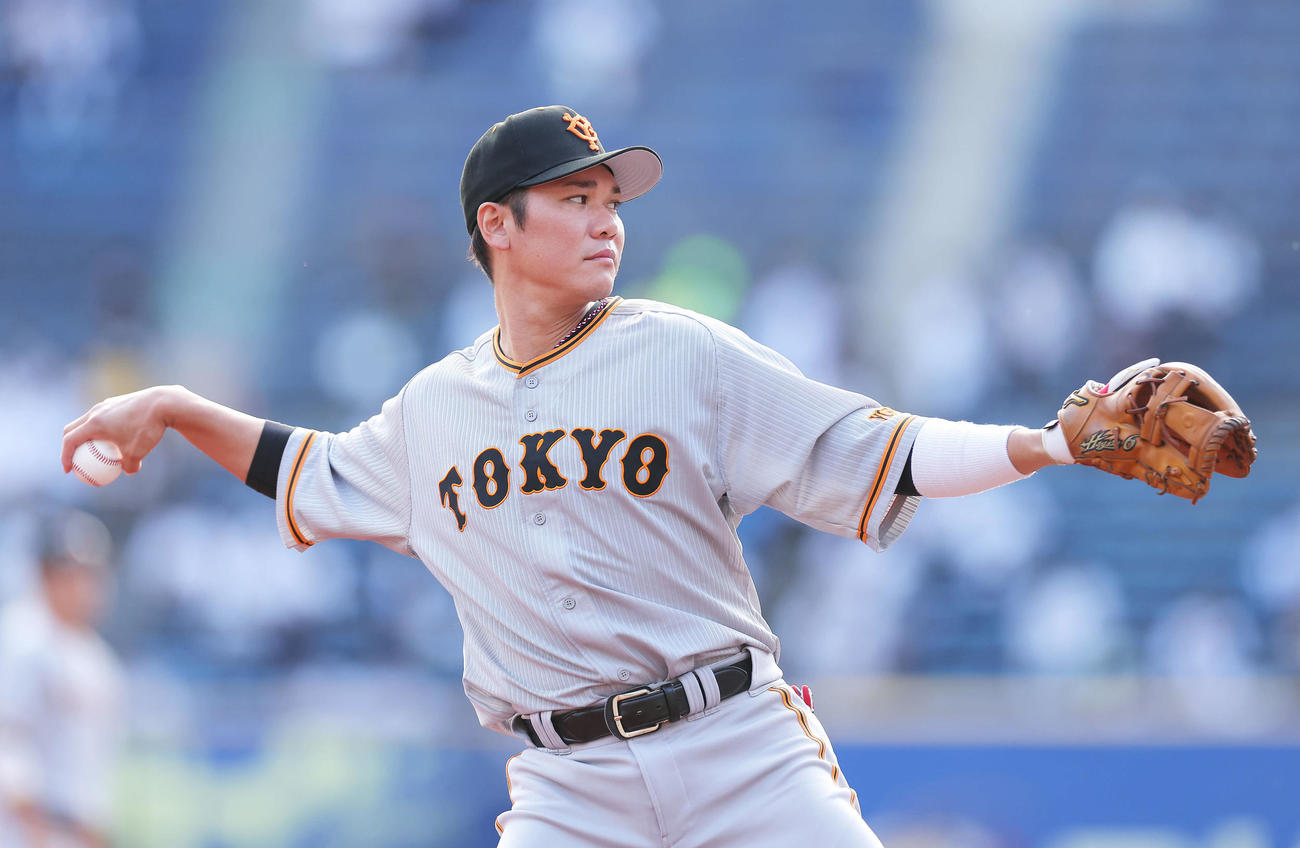 ロッテ対巨人　試合前、キャッチボールする巨人坂本（撮影・河田真司）