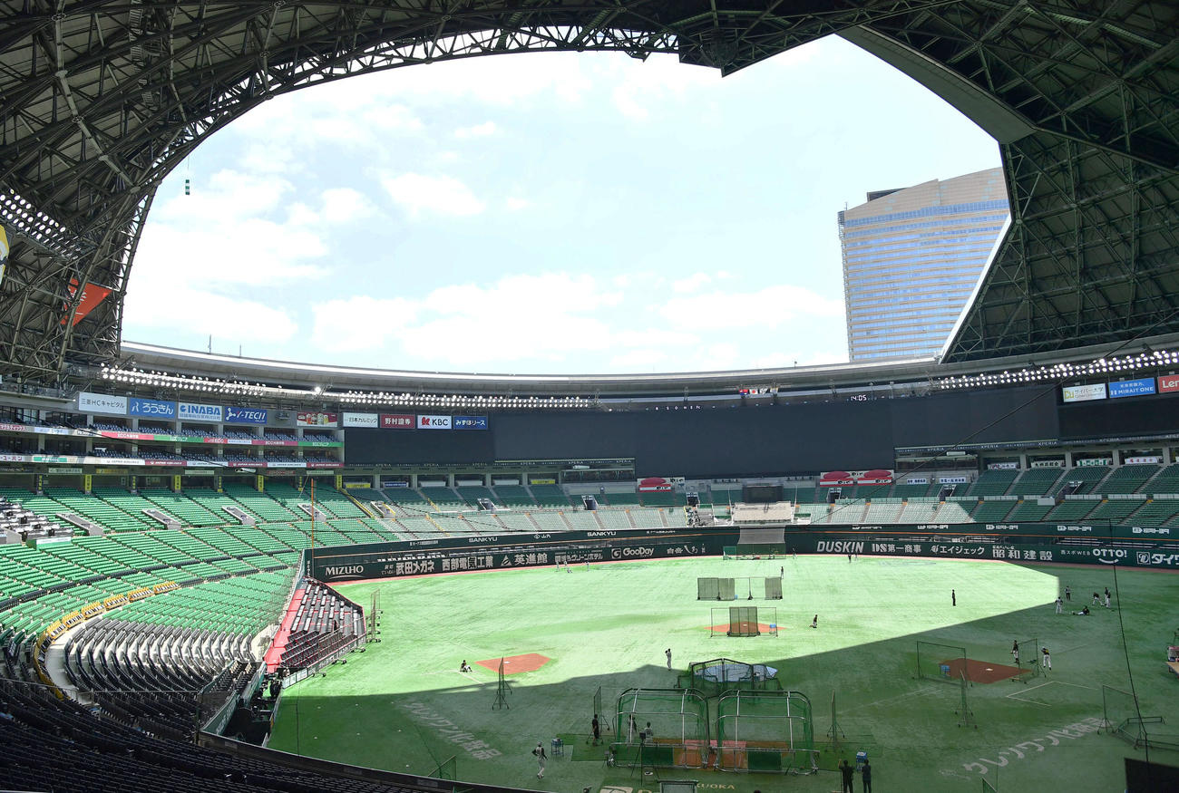 ソフトバンク対中日　ルーフオープンデーとして、試合前から福岡ペイペイドームの天井が開かれる（撮影・岩下翔太）