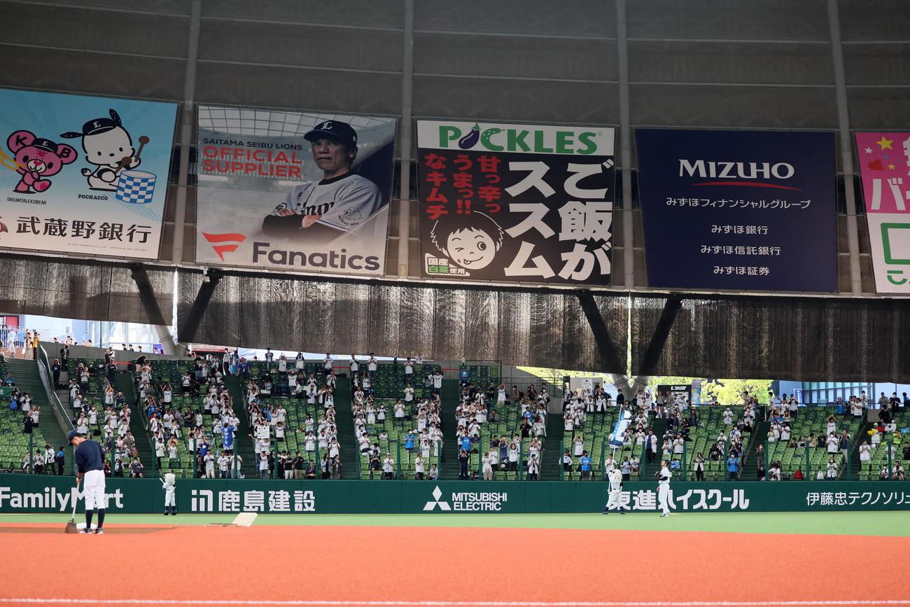 西武対阪神　試合前の西武ファン（撮影・加藤哉）