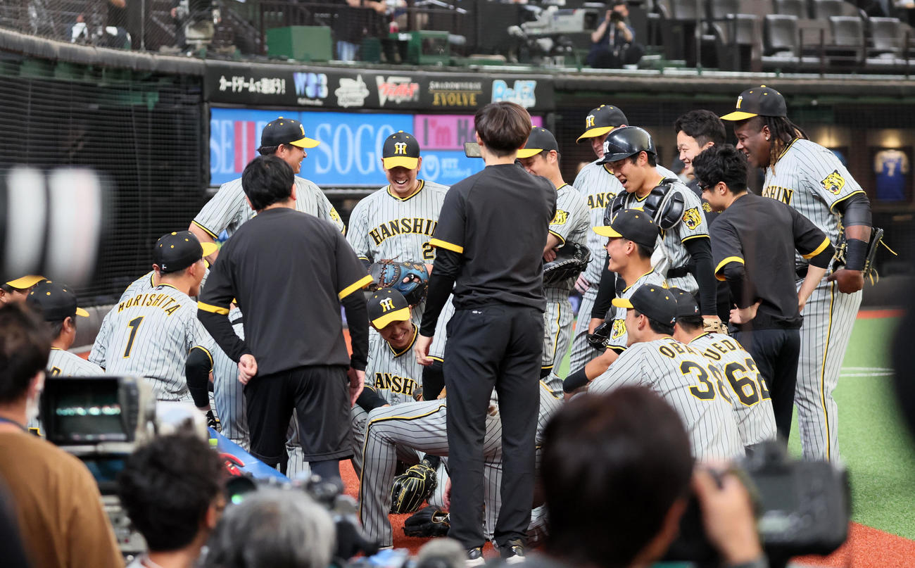 西武対阪神　試合前の円陣で声出しする森下（撮影・加藤哉）