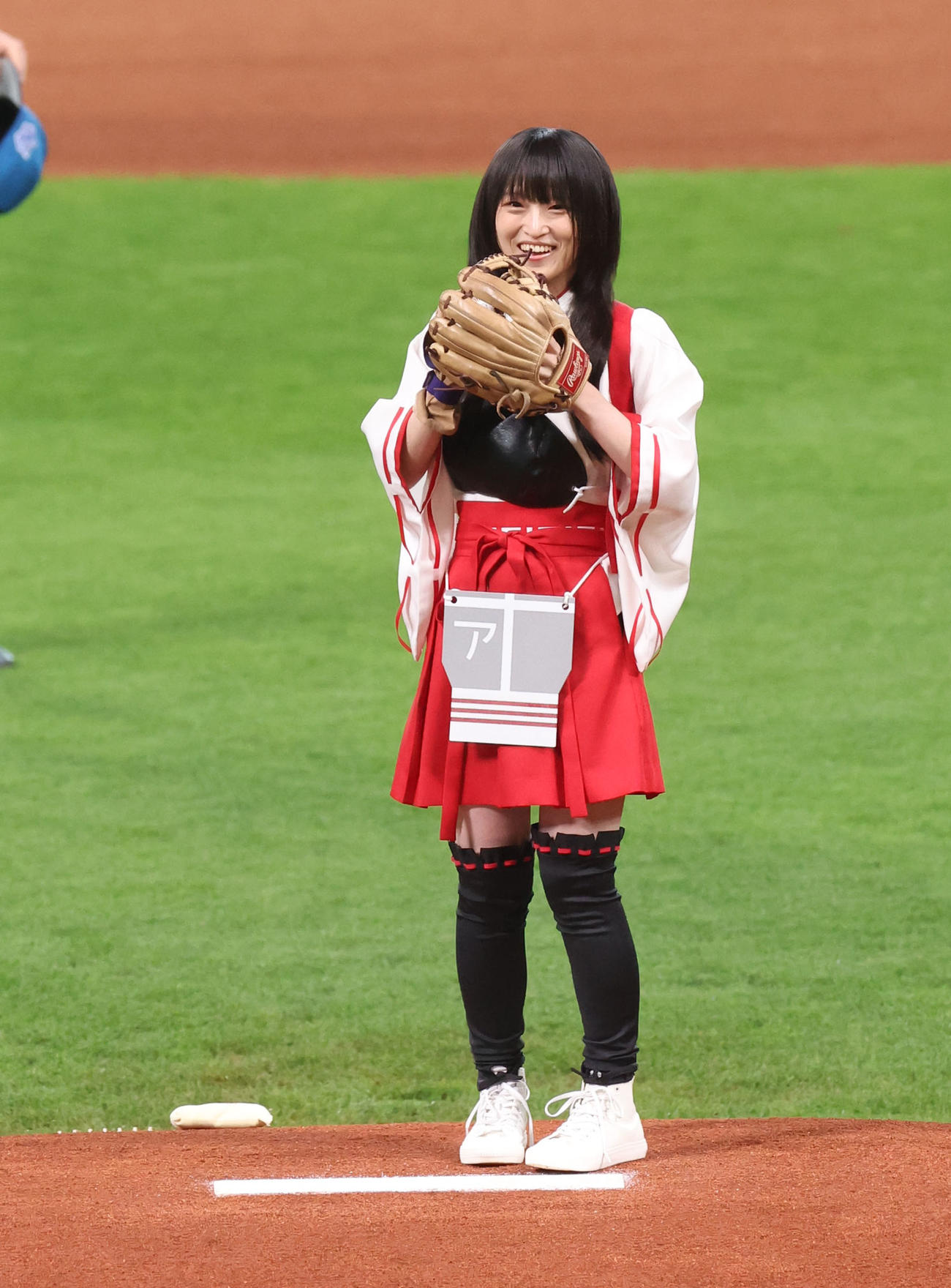 日本ハム対ヤクルト　試合前、始球式を務める声優の藤田咲さん（撮影・佐藤翔太）