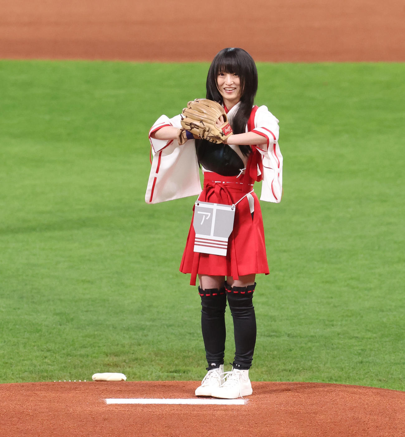 日本ハム対ヤクルト　試合前、始球式を務める声優の藤田咲さん（撮影・佐藤翔太）