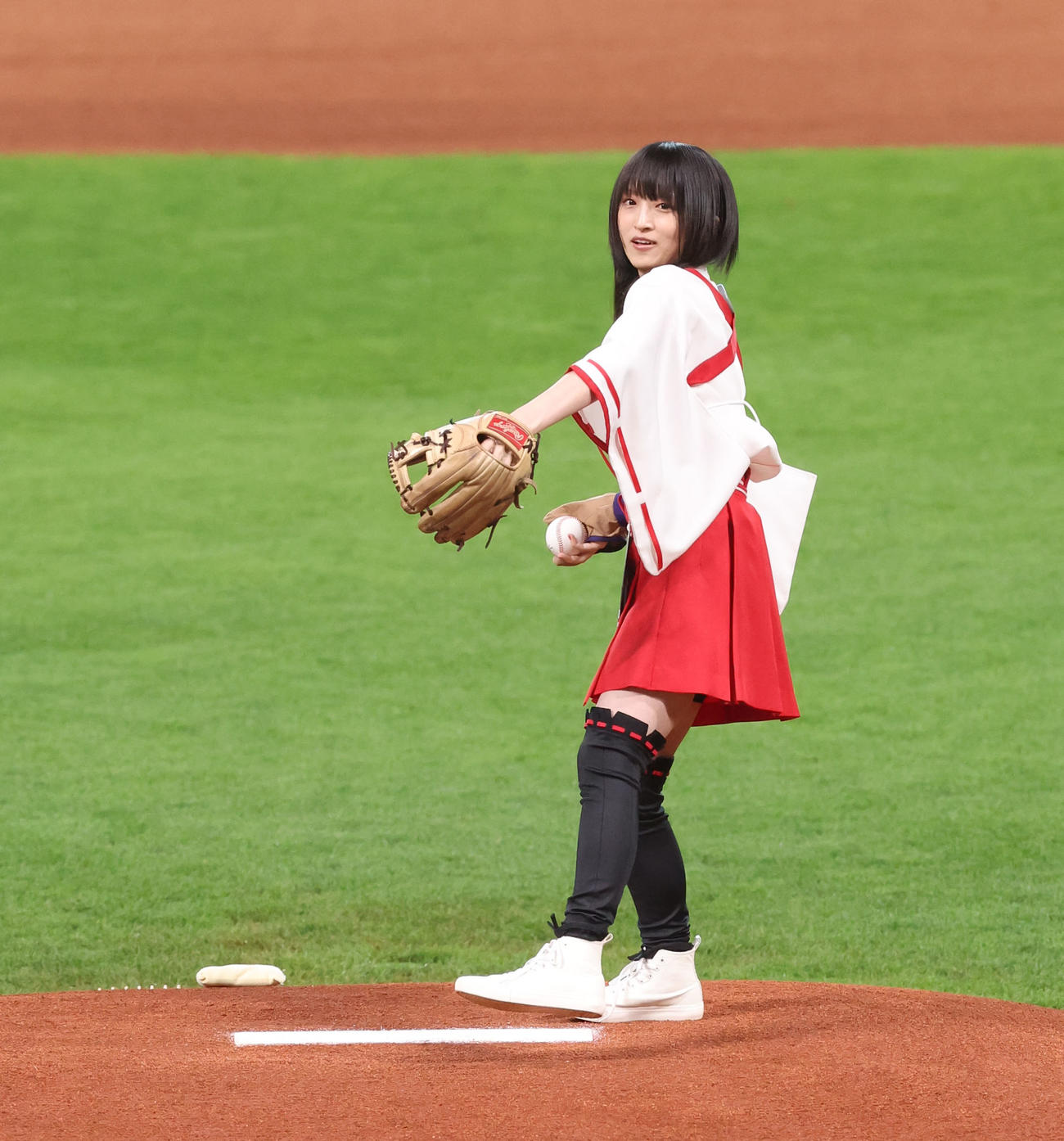 日本ハム対ヤクルト　試合前、始球式を務める声優の藤田咲さん（撮影・佐藤翔太）