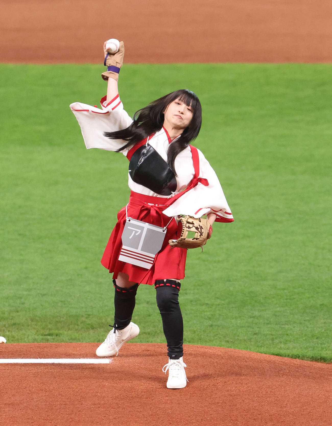 日本ハム対ヤクルト　試合前、始球式を務める声優の藤田咲さん（撮影・佐藤翔太）