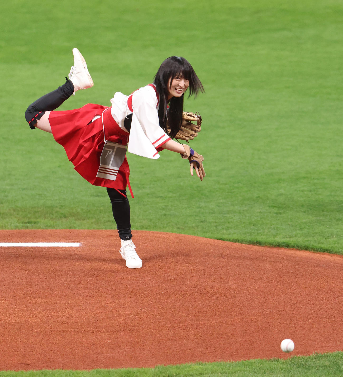 日本ハム対ヤクルト　試合前、始球式を務める声優の藤田咲さん（撮影・佐藤翔太）
