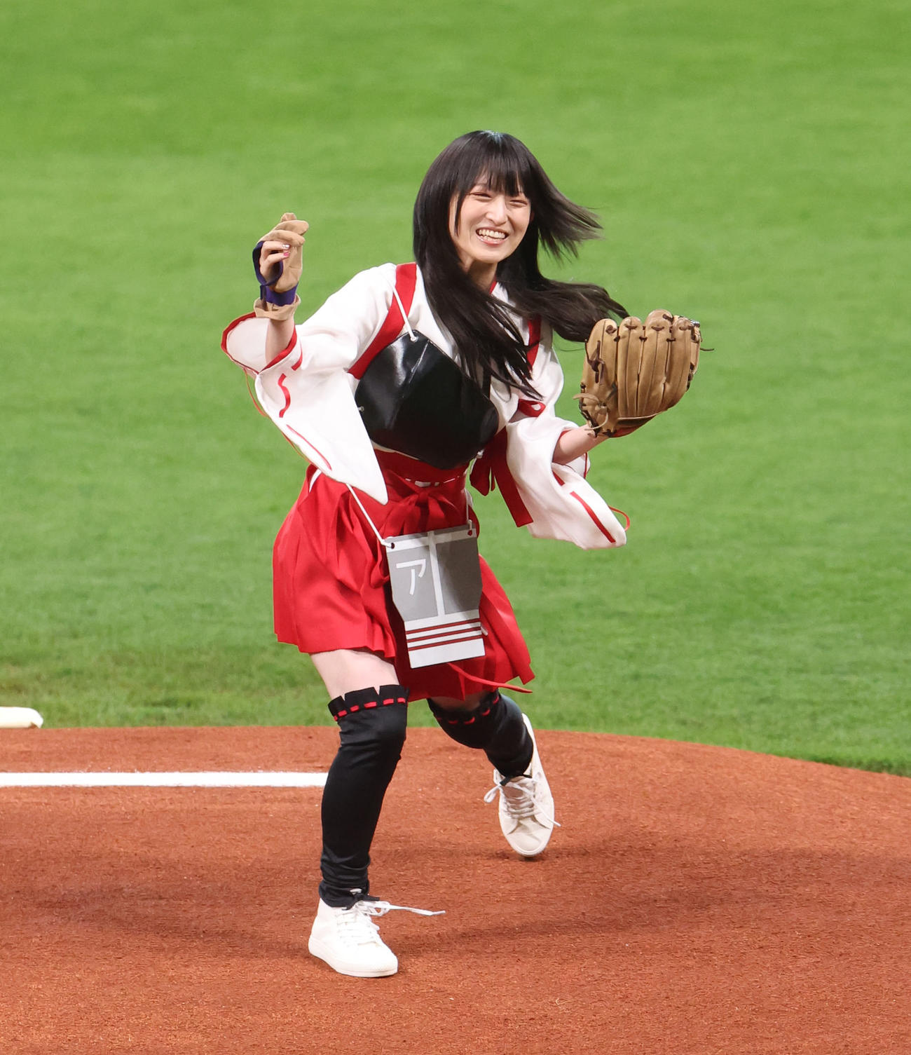 日本ハム対ヤクルト　試合前、始球式を務める声優の藤田咲さん（撮影・佐藤翔太）