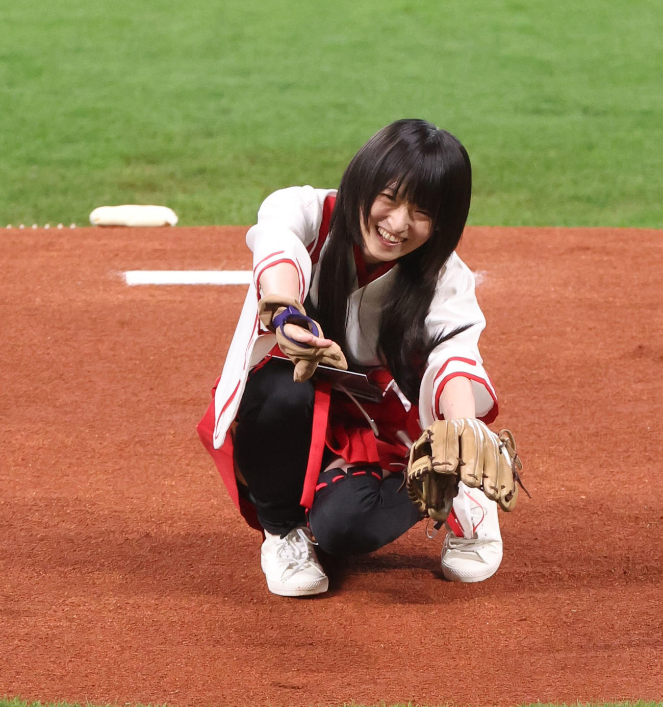 日本ハム対ヤクルト　試合前、始球式を務める声優の藤田咲さん（撮影・佐藤翔太）