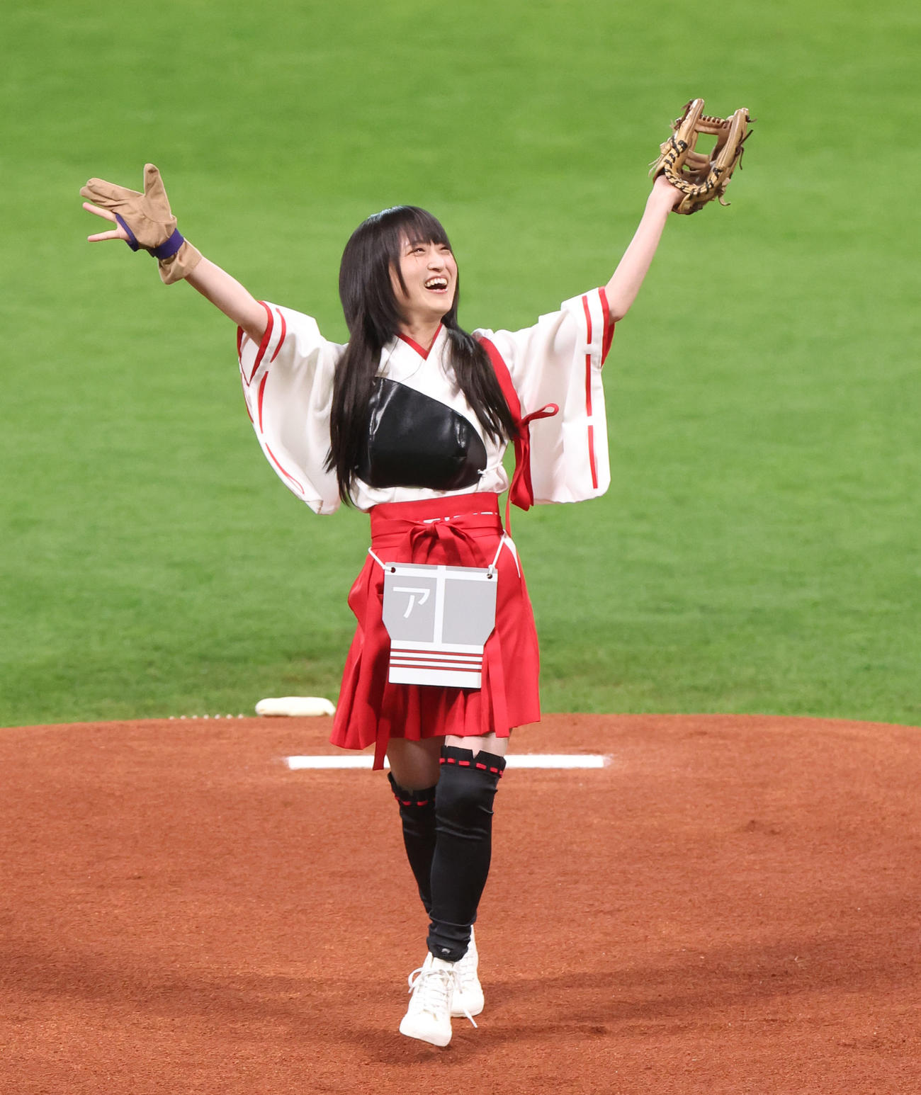 日本ハム対ヤクルト　試合前、始球式を務める声優の藤田咲さん（撮影・佐藤翔太）