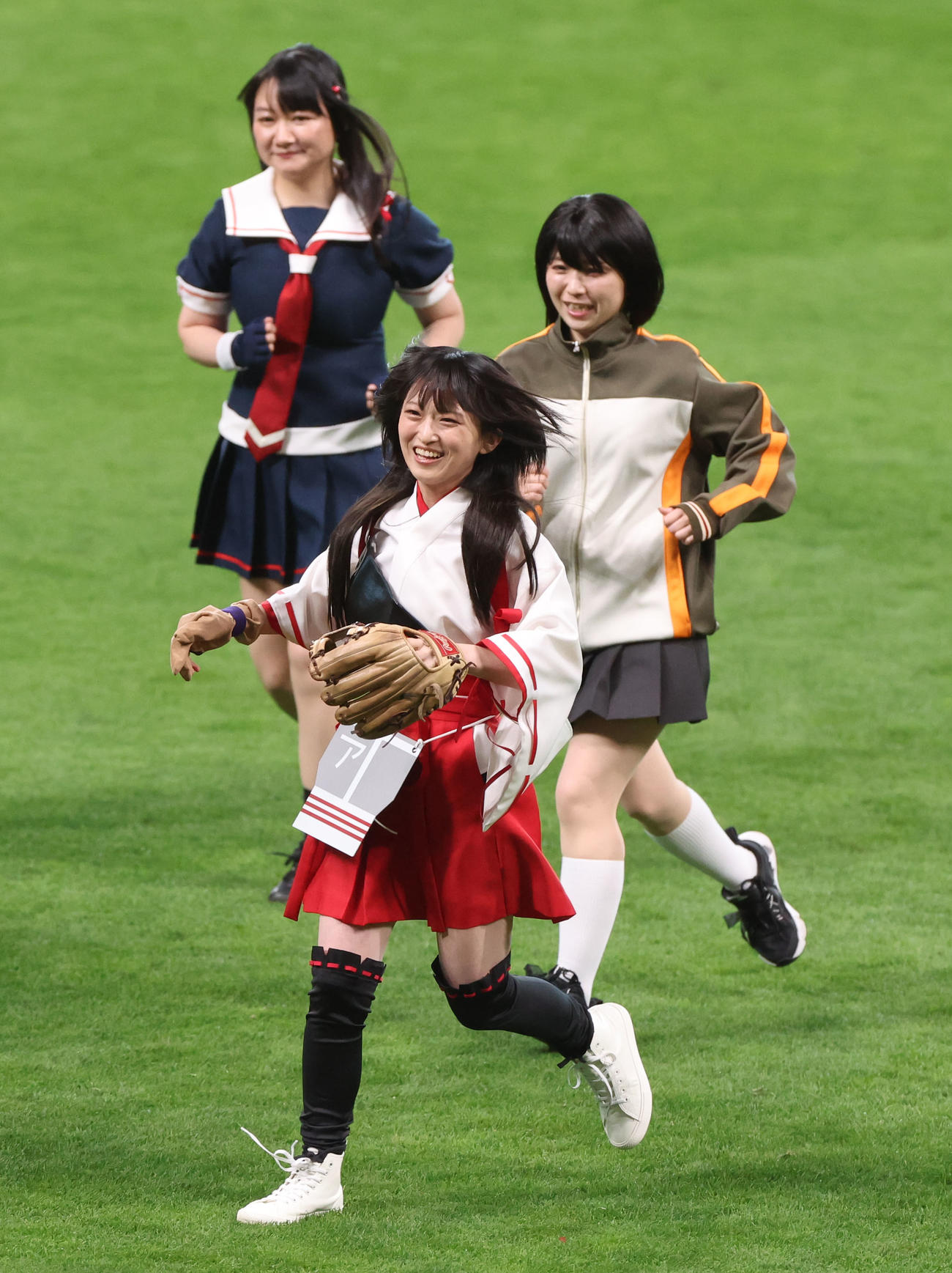 日本ハム対ヤクルト　試合前、始球式を務め引き揚げる左後方から声優のタニベユミさん、野水伊織さん、藤田咲さん（撮影・佐藤翔太）