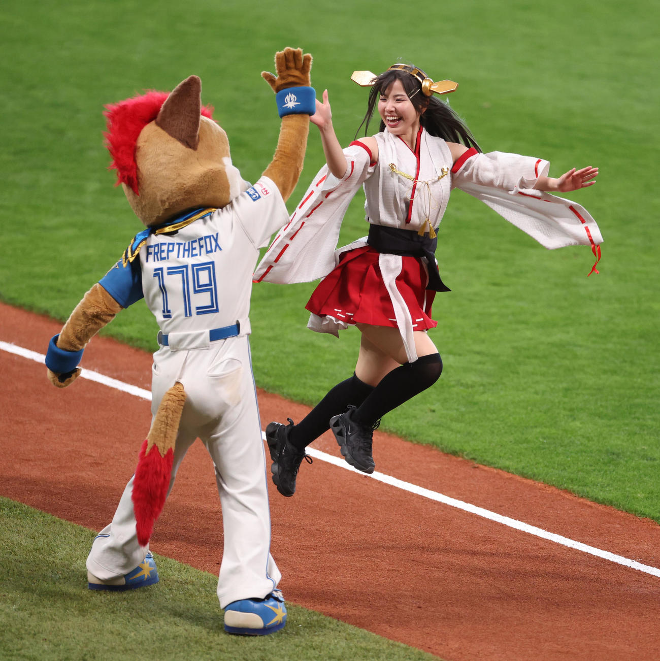 日本ハム対ヤクルト　試合前、ベースランニングに参加する「艦これ遊撃隊」のメンバー（撮影・佐藤翔太）