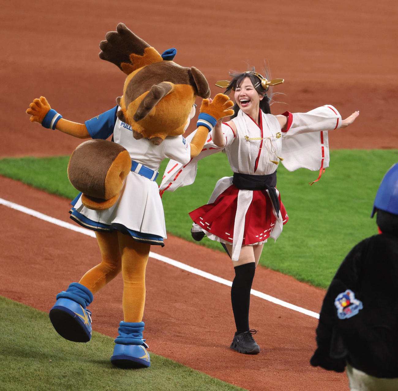 日本ハム対ヤクルト　試合前、ベースランニングに参加する「艦これ遊撃隊」のメンバー（撮影・佐藤翔太）