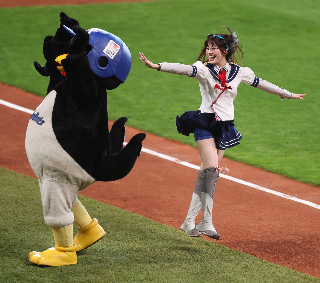 日本ハム対ヤクルト　試合前、ベースランニングに参加する「艦これ遊撃隊」のメンバー（撮影・佐藤翔太）