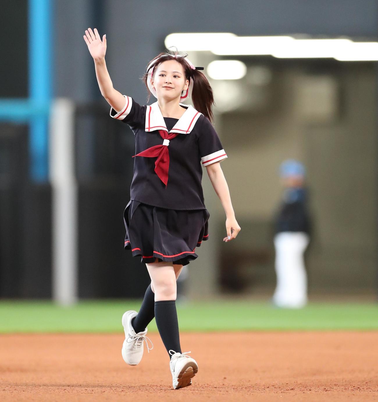 日本ハム対ヤクルト　ベースランニングする「艦これ遊撃隊」のメンバー（撮影・黒川智章）