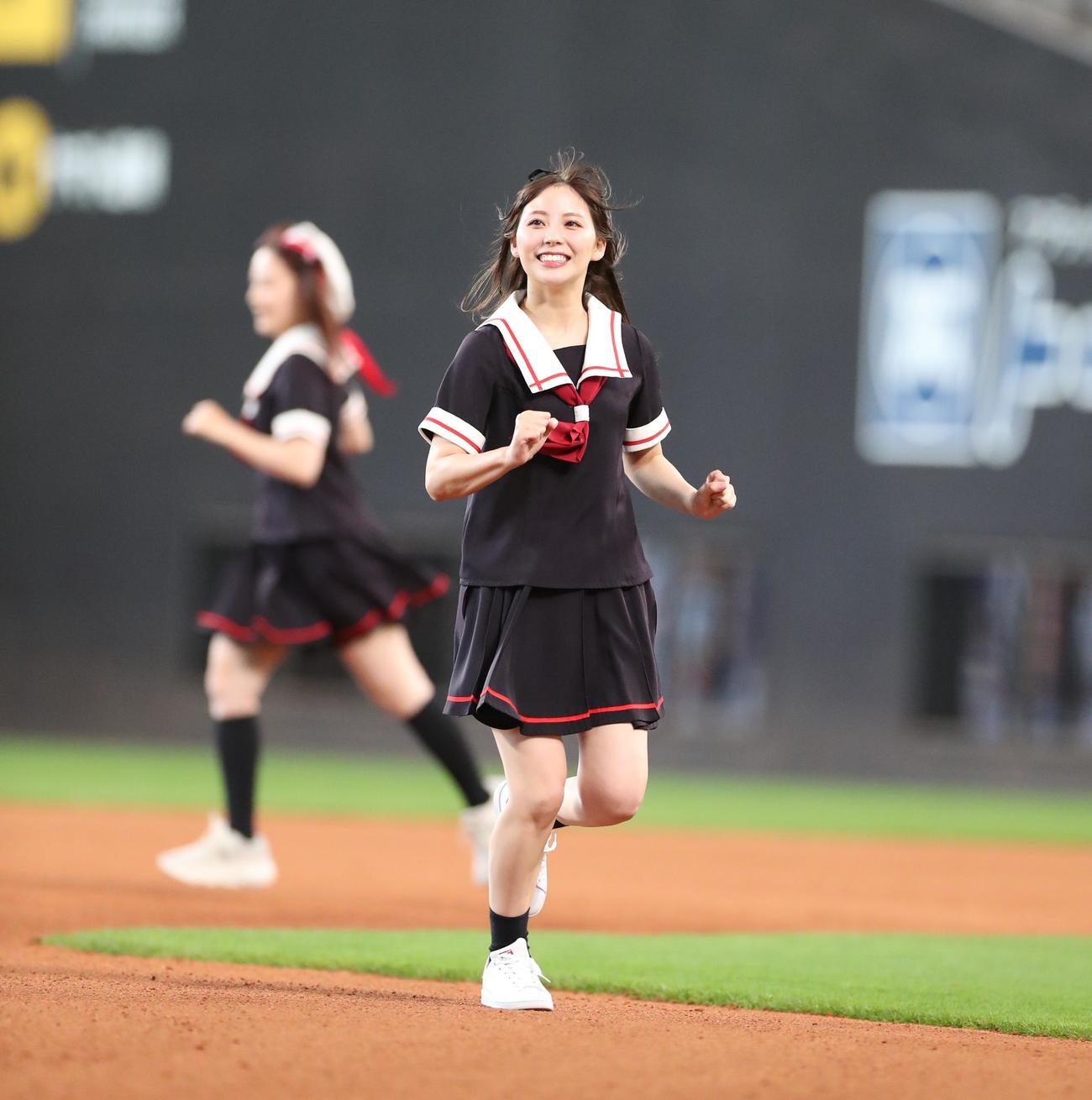 日本ハム対ヤクルト　ベースランニングする「艦これ遊撃隊」のメンバー（撮影・黒川智章）