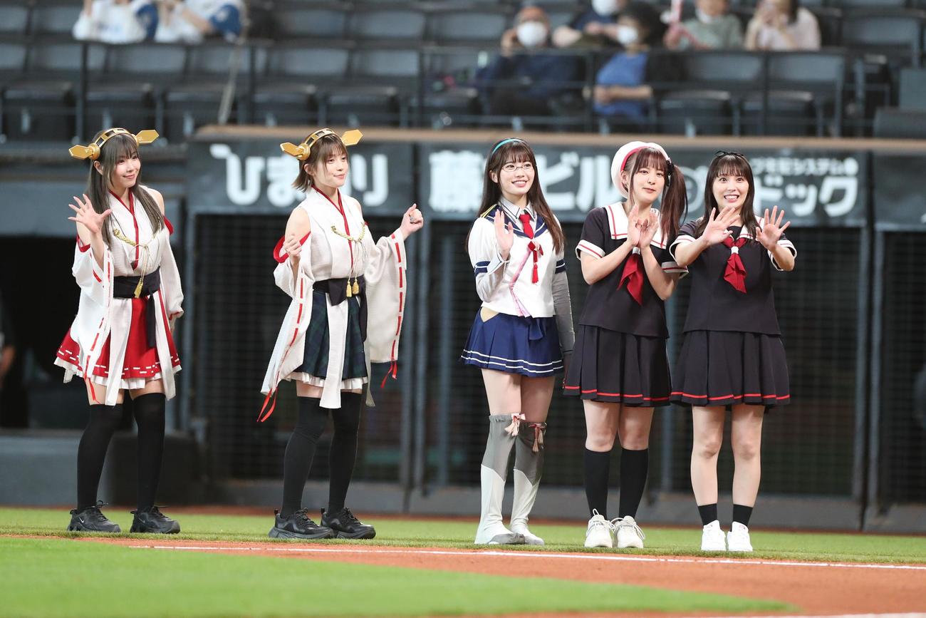 日本ハム対ヤクルト　球場に登場した「艦これ遊撃隊」のメンバー（撮影・黒川智章）