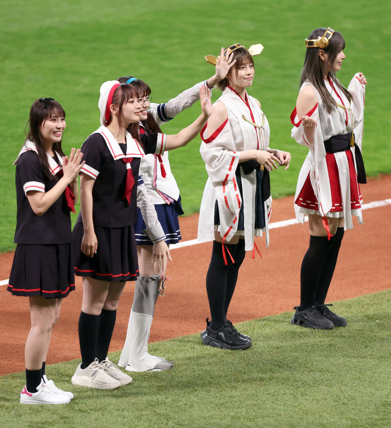 日本ハム対ヤクルト　試合前、ベースランニングに参加する「艦これ遊撃隊」のメンバー（撮影・佐藤翔太）