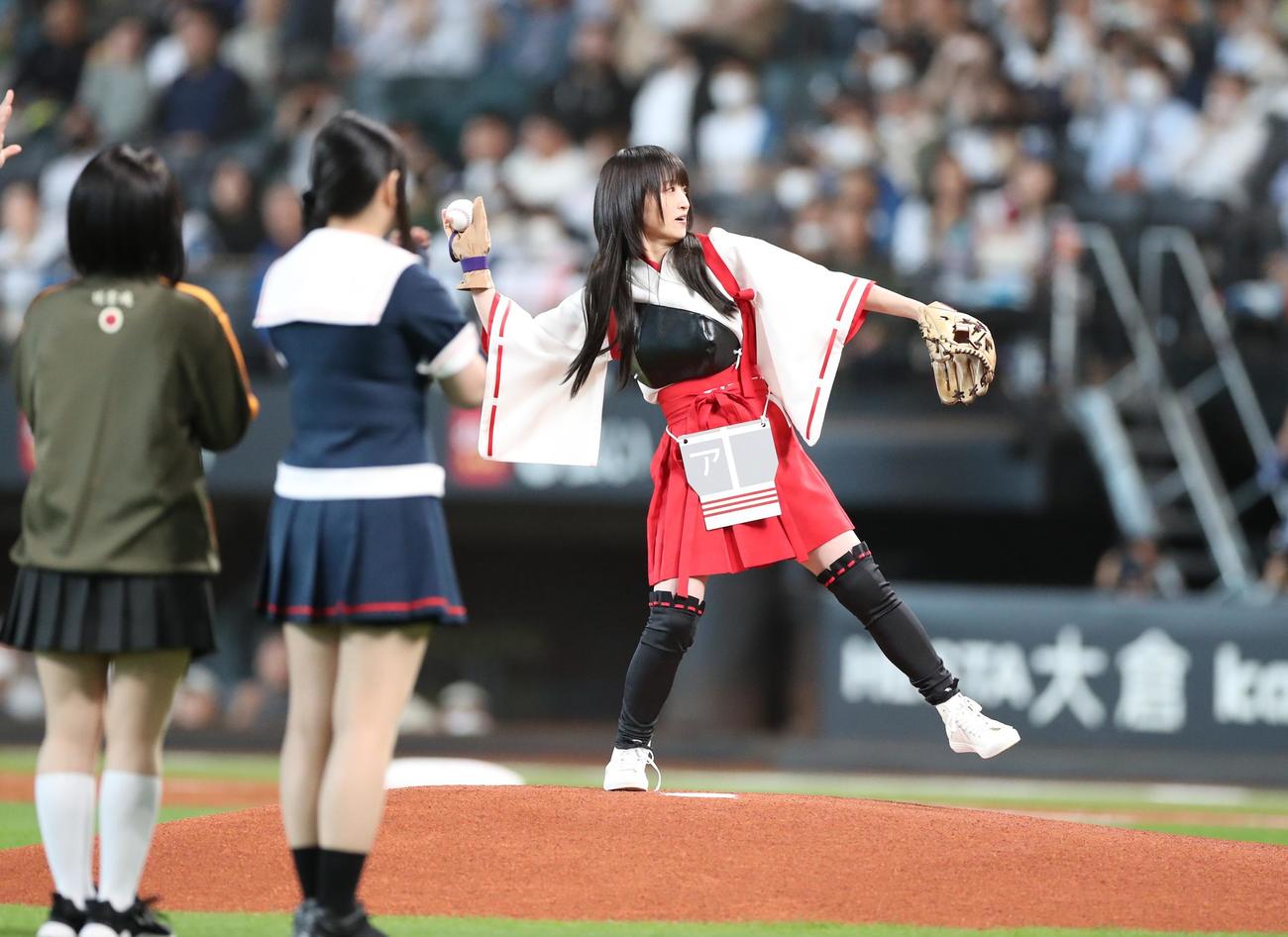日本ハム対ヤクルト　始球式を務めた声優の藤田咲（撮影・黒川智章）