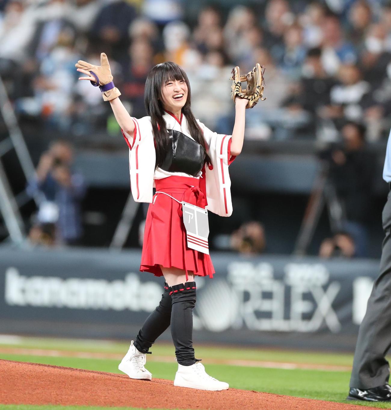 日本ハム対ヤクルト　始球式を務めた声優の藤田咲（撮影・黒川智章）