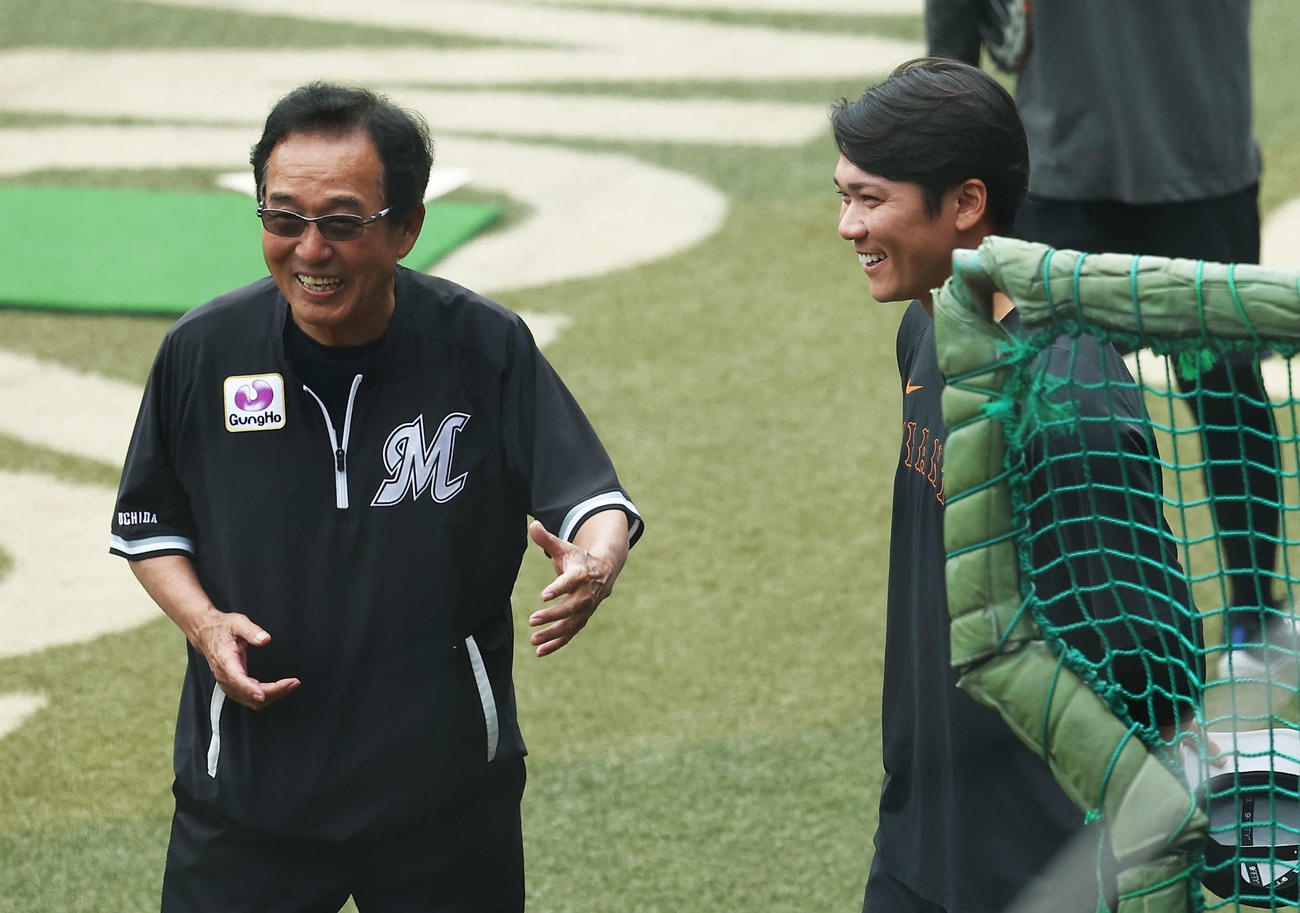 ロッテ対巨人　試合前、ロッテ内田臨時打撃コーチ（左）と言葉を交わす巨人坂本（撮影・河田真司）