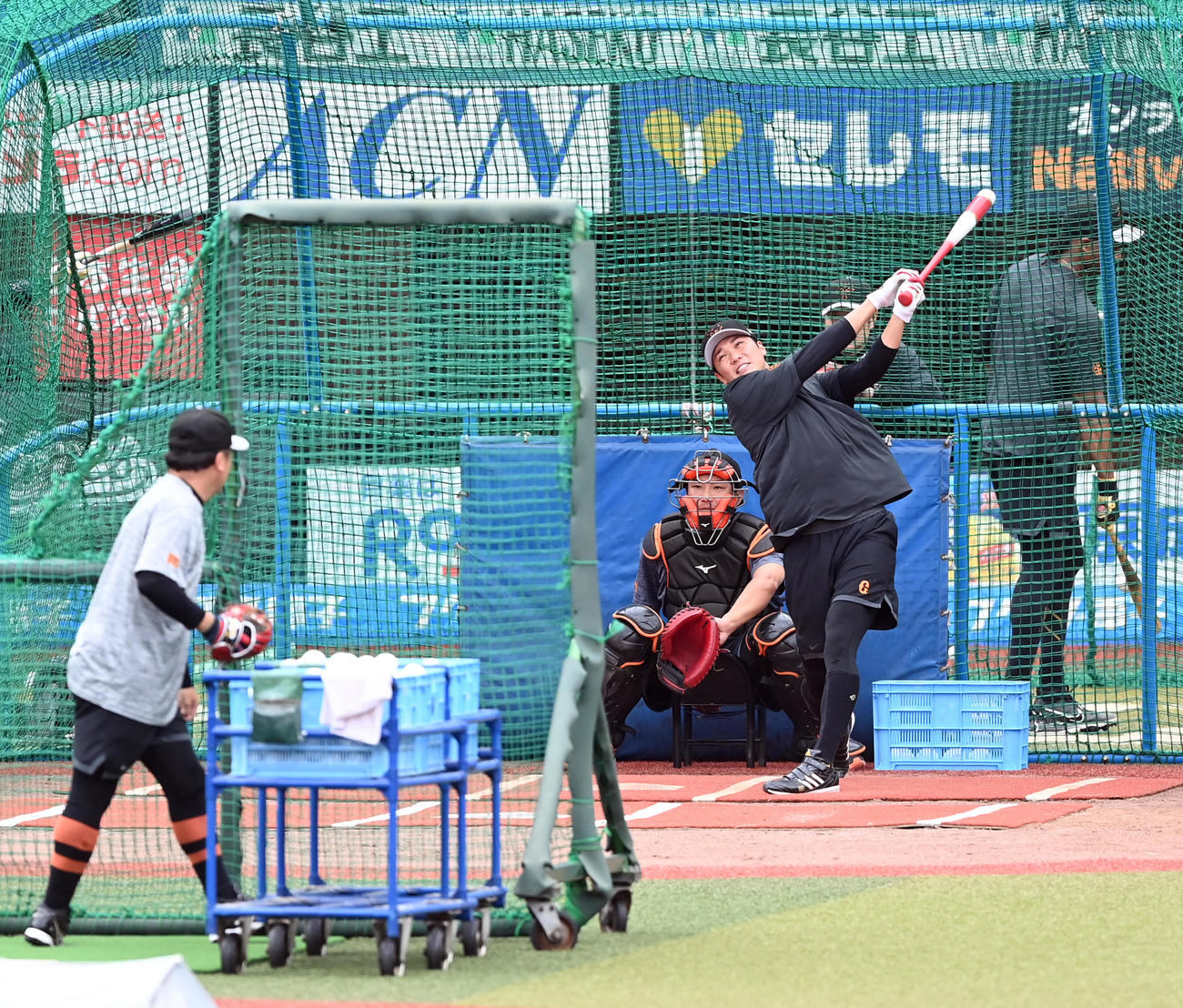 ロッテ対巨人　打撃練習をする巨人坂本（撮影・たえ見朱実）