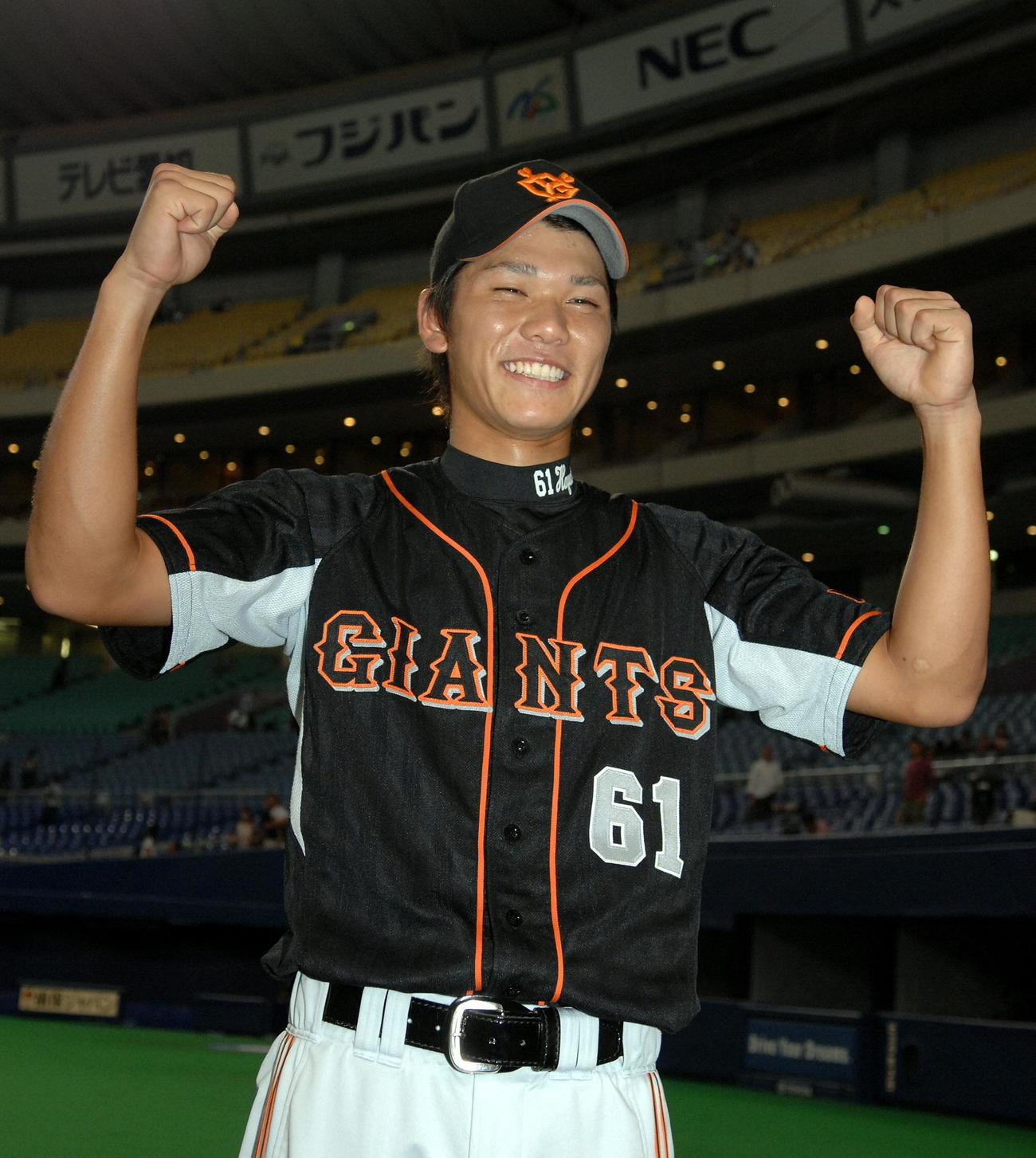 07年9月、プロ初安打を放ち笑顔を見せる坂本