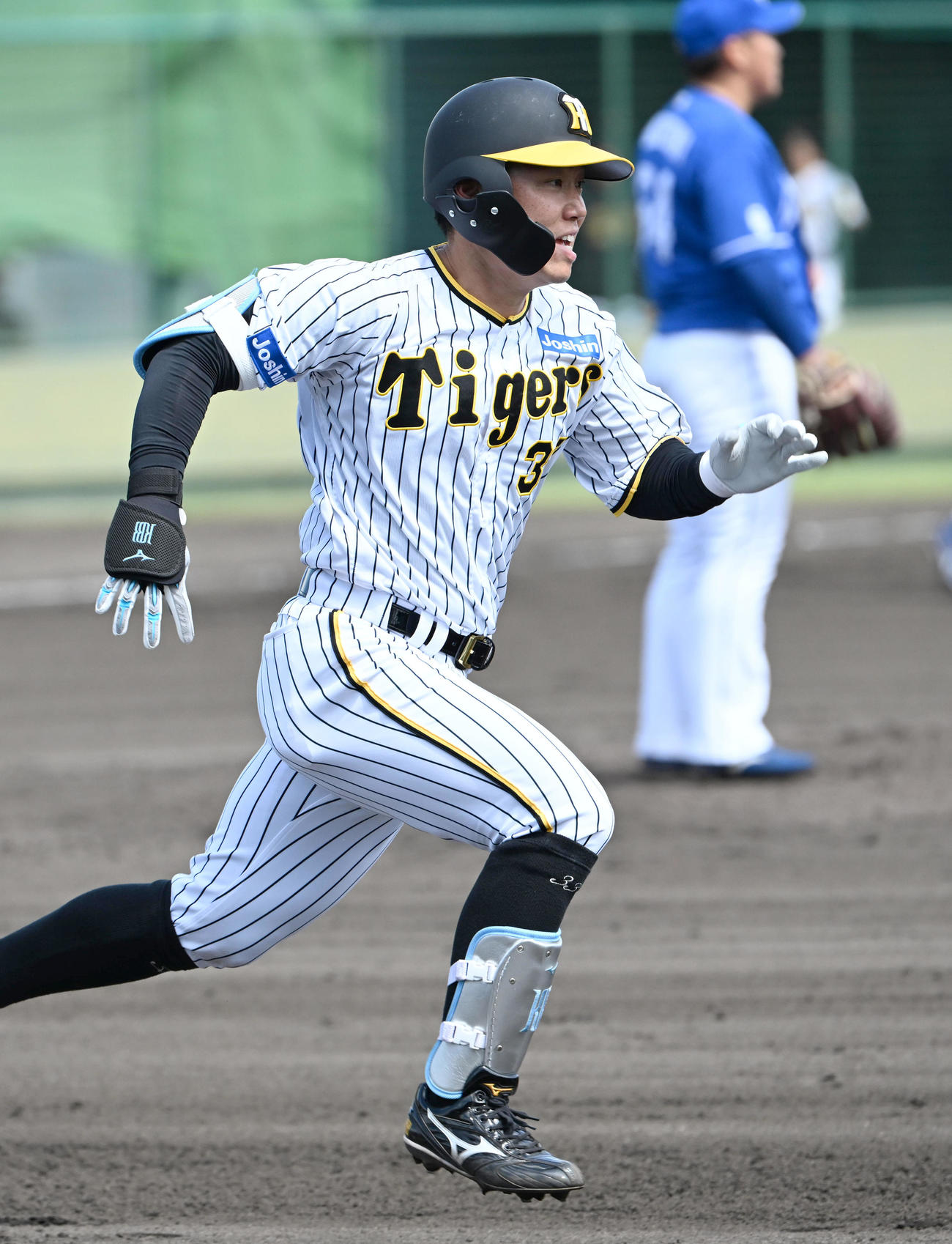 阪神対中日　7回裏阪神無死、糸原健斗は遊撃内野安打を放ち一塁へ進塁する（撮影・石井愛子）